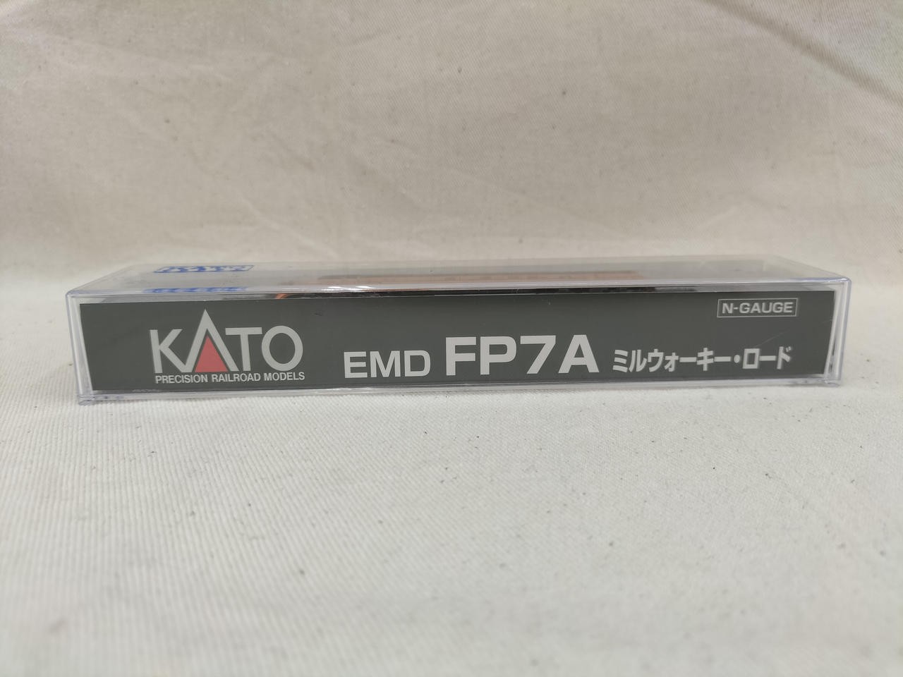 KATO 17711-3 EMD FP7A Milwaukee Road