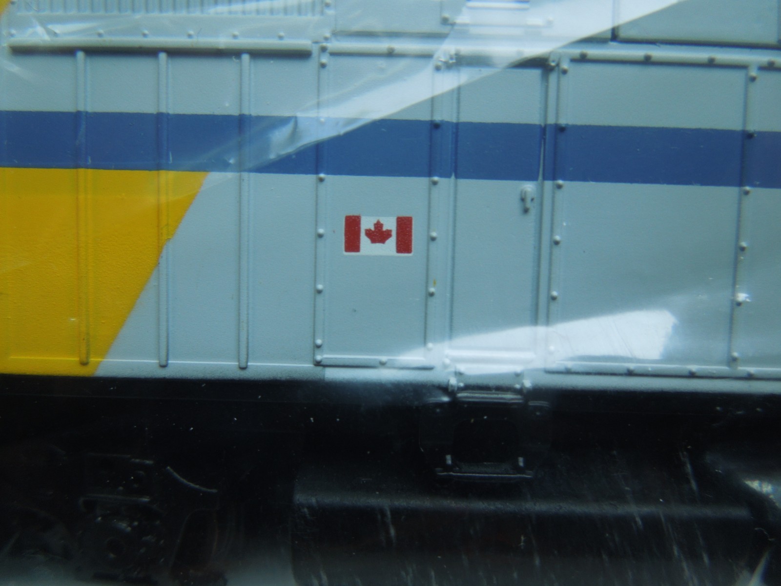 HO SCALE WALTHERS TRAINLINE EMD F40PH VIA RAIL LOCOMOTIVE #931-308