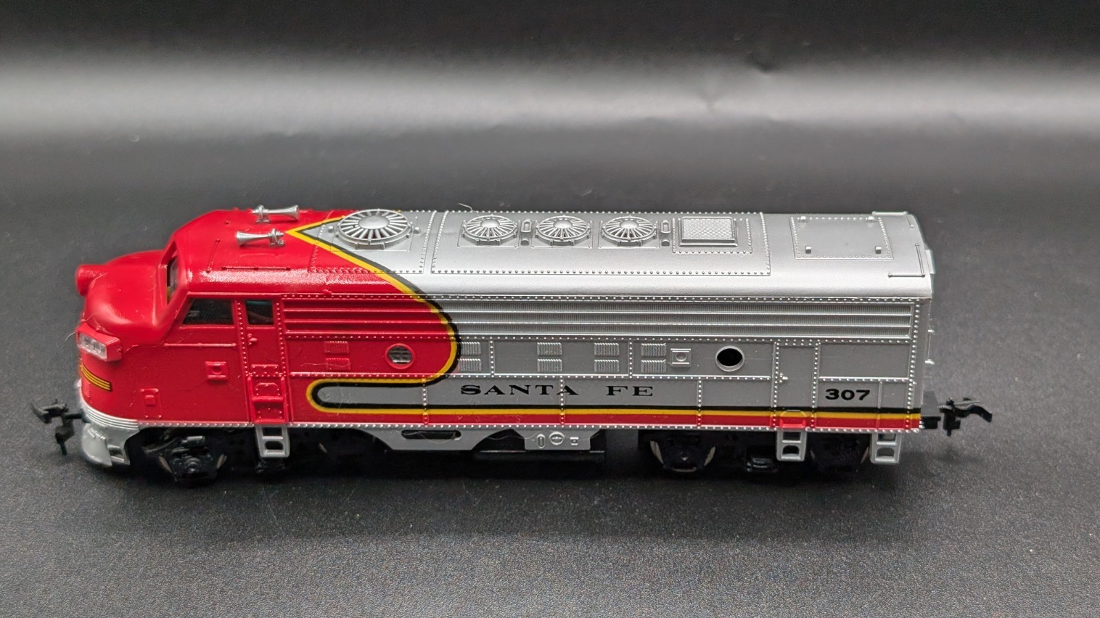 HO Scale Bachmann F7-A Santa Fe Chrome #307 Powered Diesel Locomotive