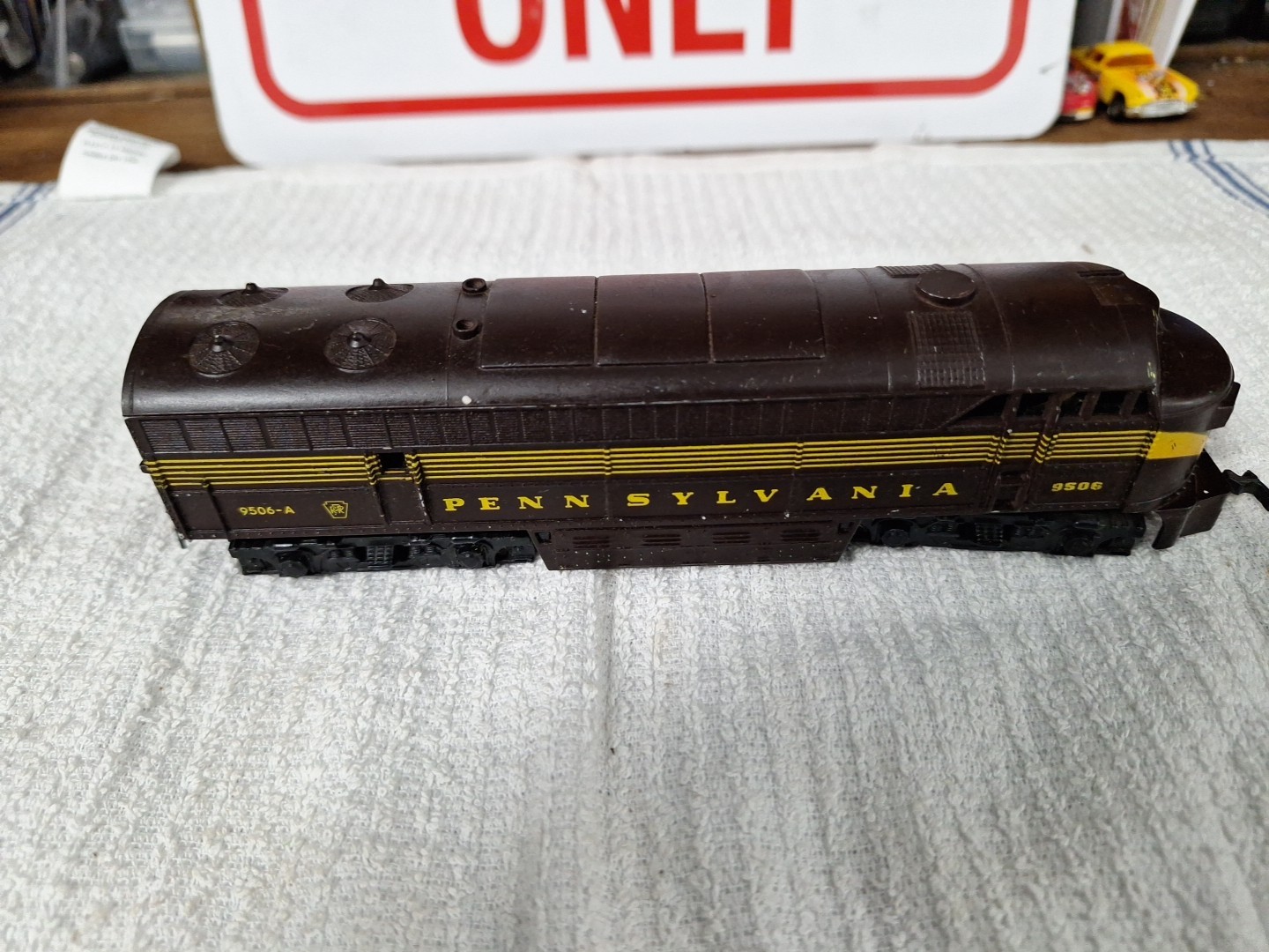 HO SCALE AHM Tempo Pennsylvania #9506 Locomotive 1141 Powered &Lights