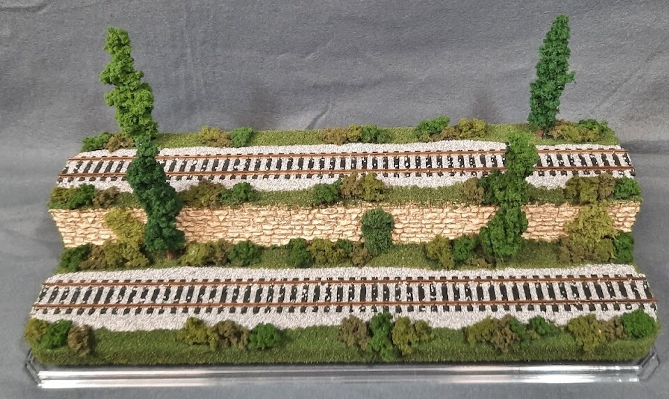 HO SCALE 16″ 2-LEVEL/2 TRACK “SUMMER SCENE” -DISPLAY CASE- FOR ANY HO TRAIN