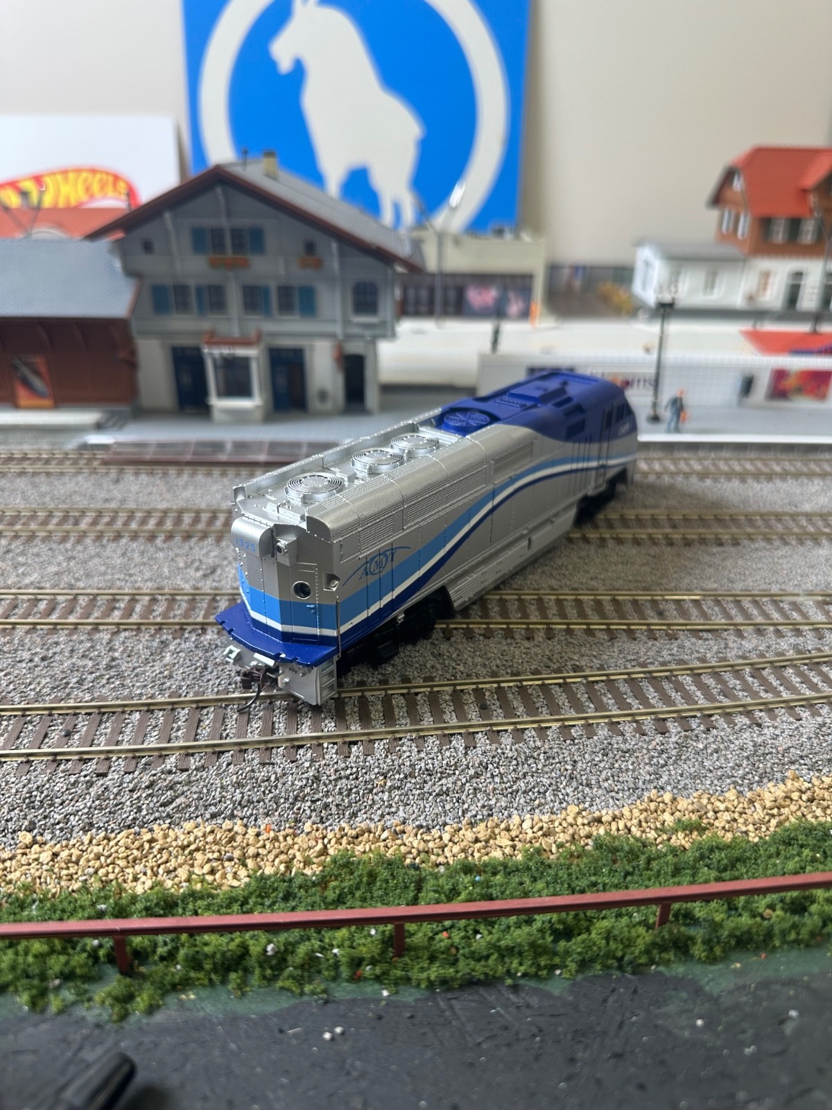 USED ATHEARN # 2618 AMT F59PHI POWERED LOCOMOTIVE # 1325 HO SCALE