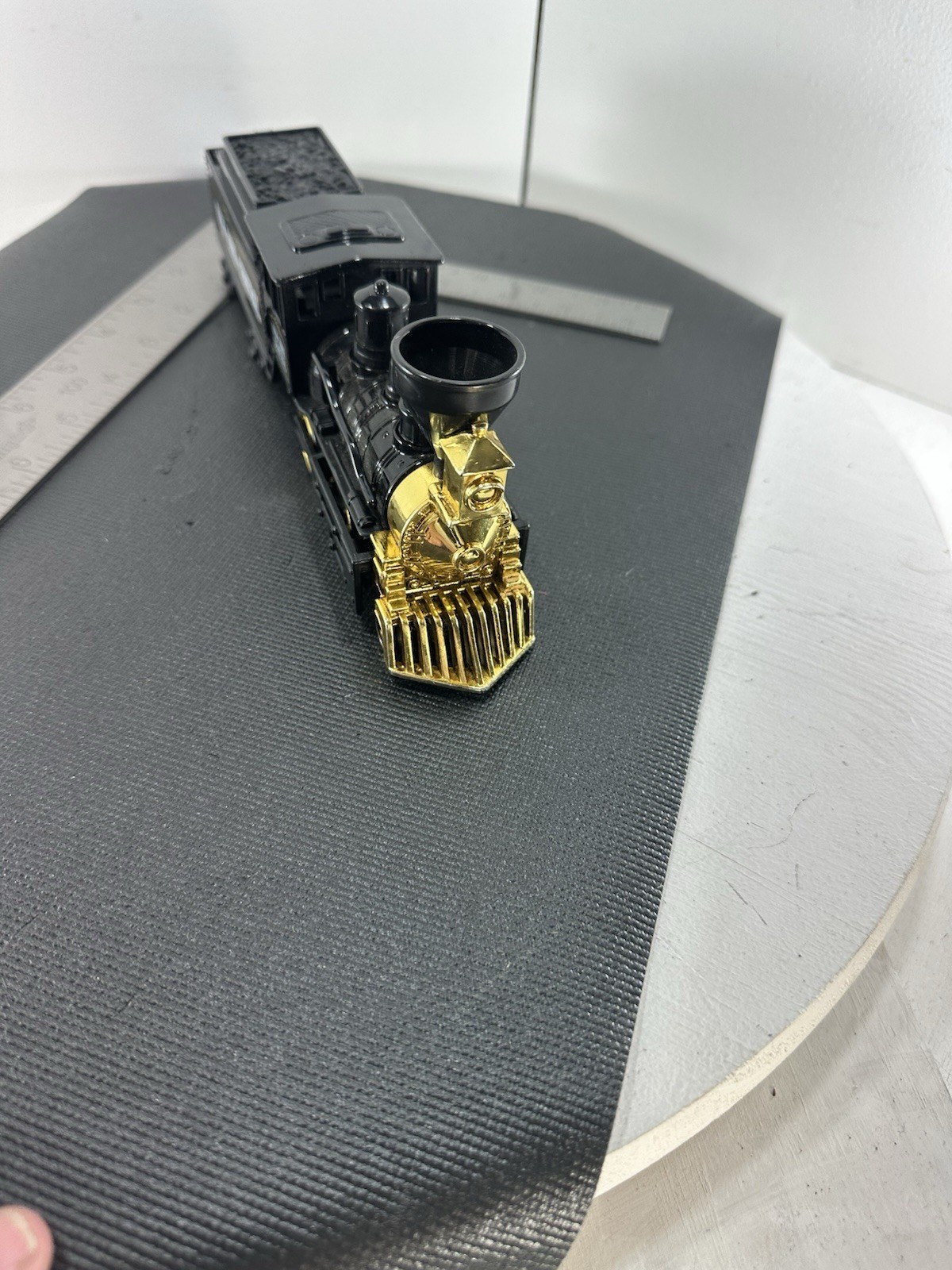 New York Central Classic Steam Engine Locomotive Train Black Gold Plastic