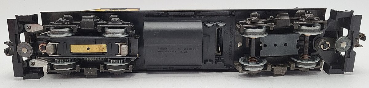 Lionel 6-8463 O Gauge Chessie System GP20 Diesel Engine/Box