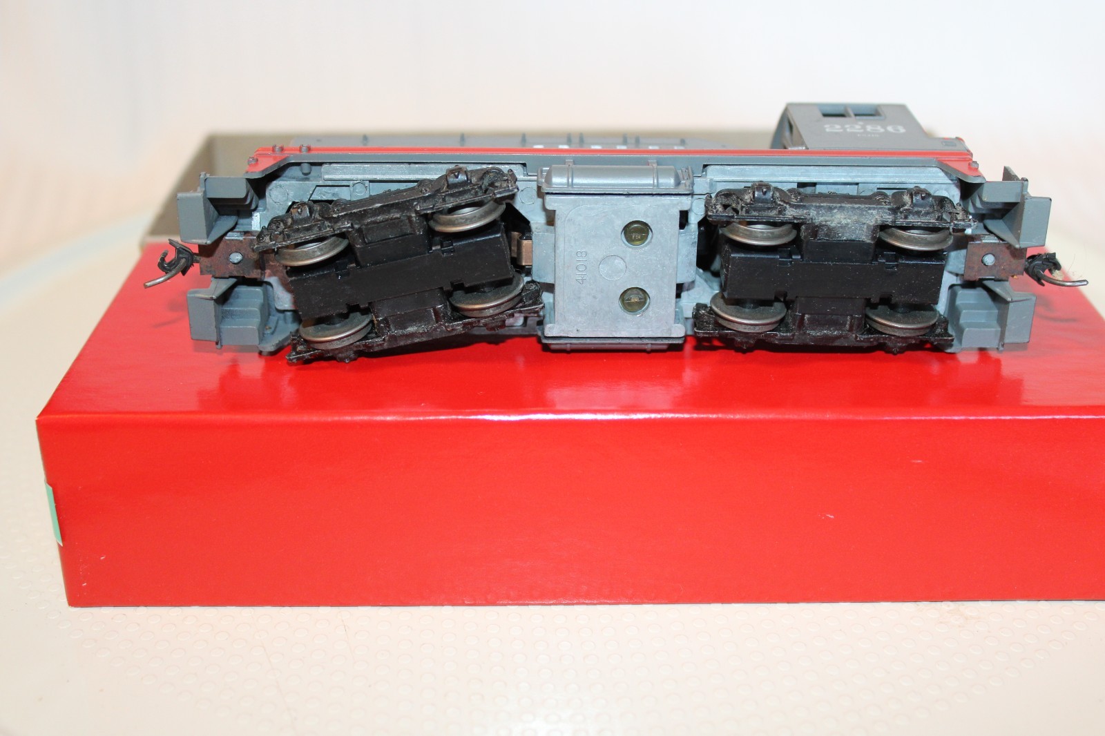 HO Scale Athearn, SW-1500 Diesel Locomotive, Southern Pacific Gray #2286