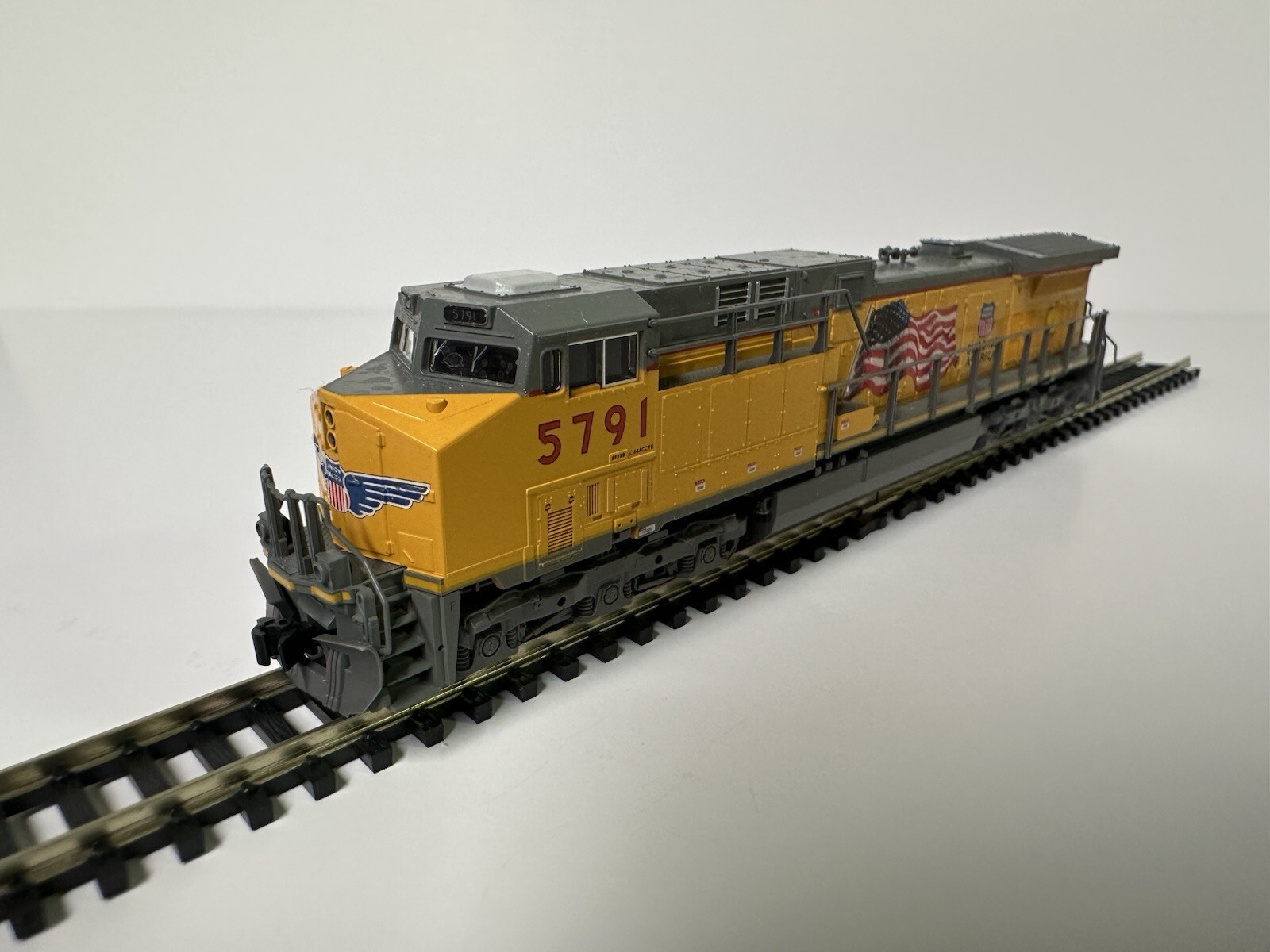 Kato N Scale – GE AC4400CW – UP # 5791 – Building America – With Flag – 176-7008