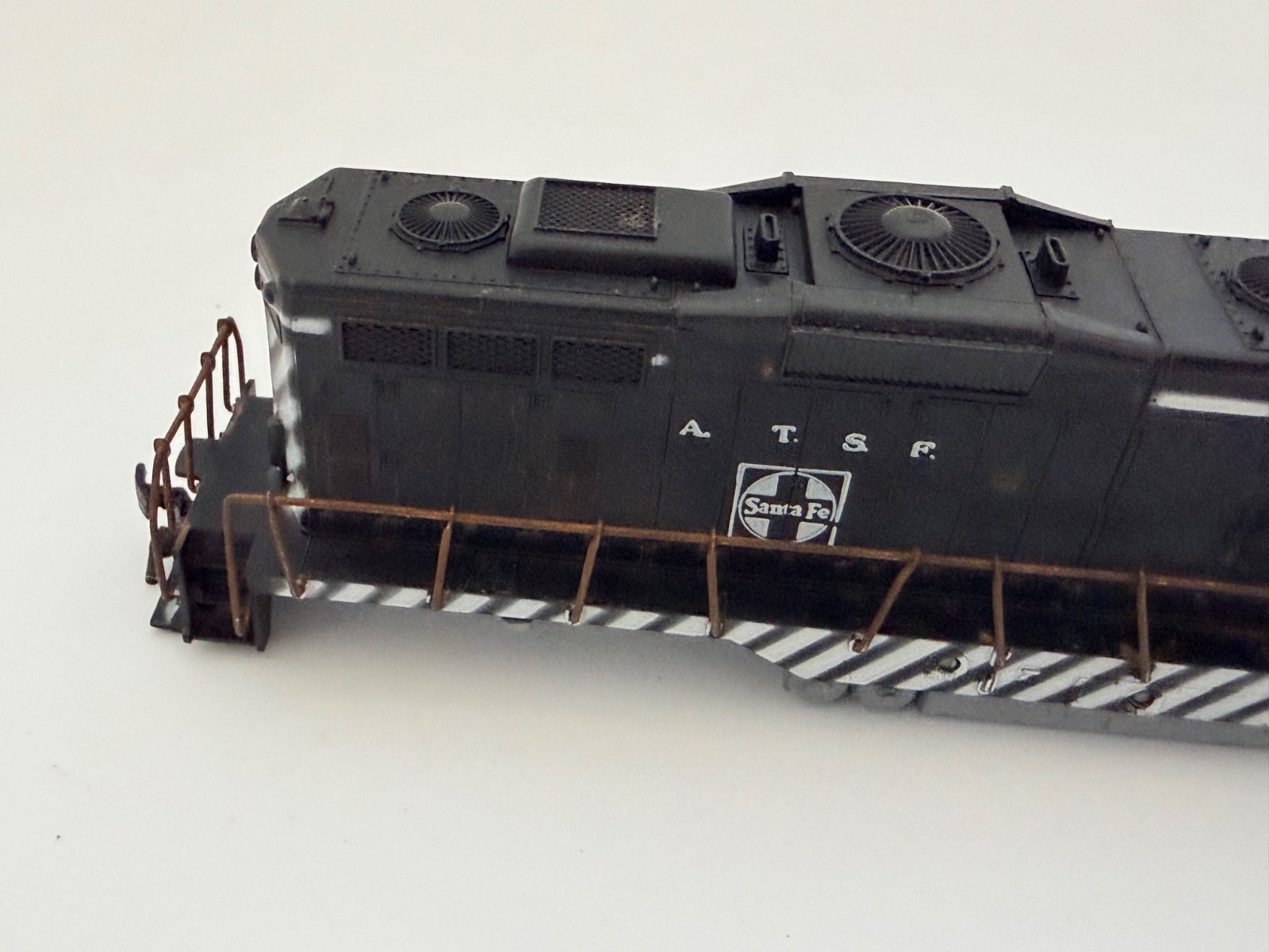 Athearn HO A.T.S.F. Santa Fe Diesel Locomotive #2685 Shell w/ Chassis Vintage