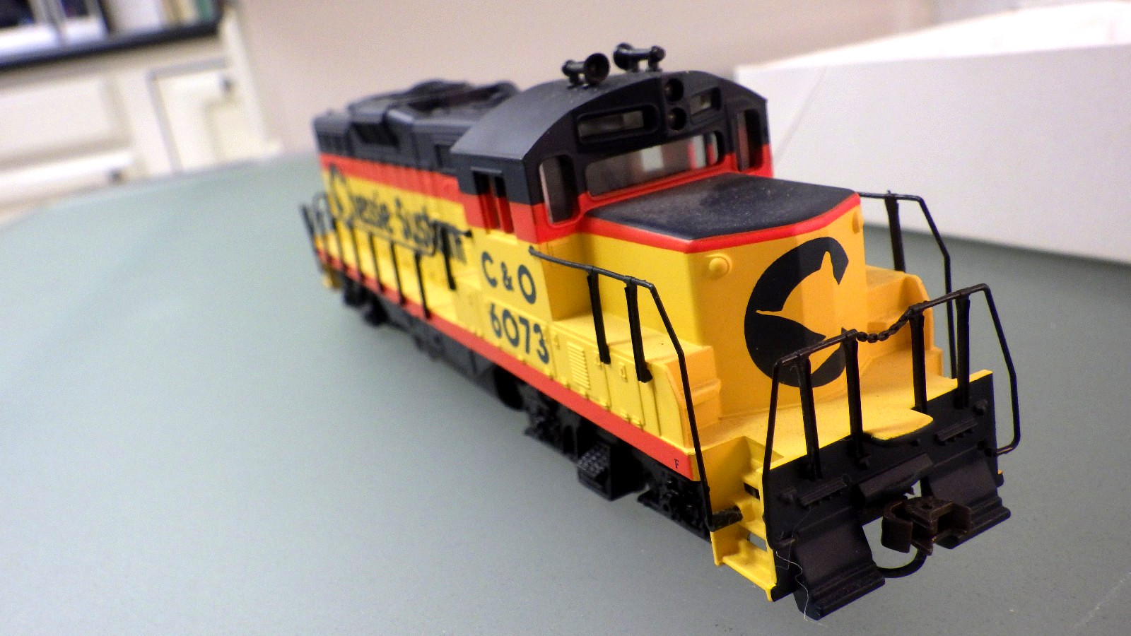 HO-Walthers 931-124 Trainline GP9M POWERED Locomotive in Box *C&O Chessie System