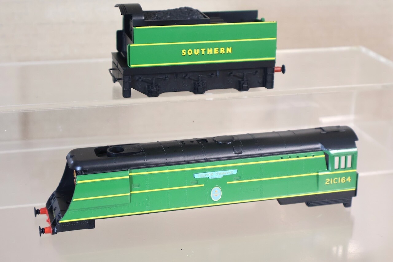 HORNBY R320 BODY SOUTHERN 4-6-2 BATTLE of BRITAIN LOCO 21C164 FIGHTER COMMAND oj
