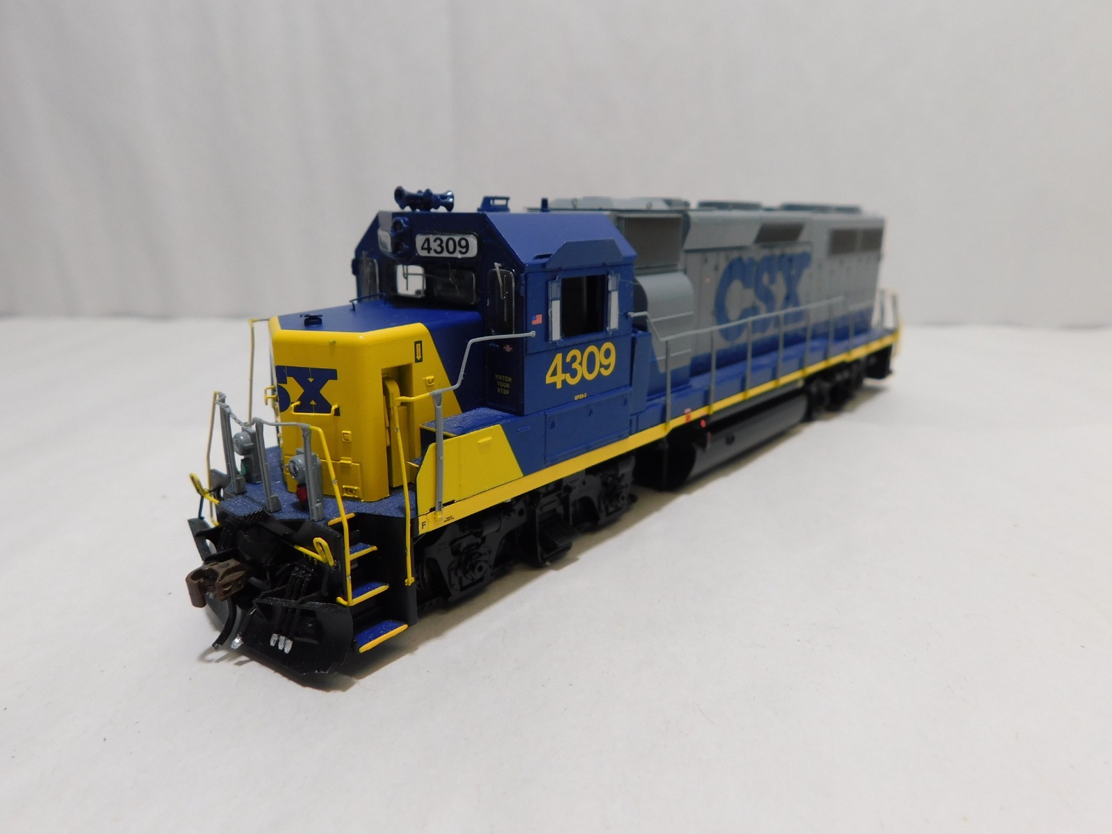 Athearn Genesis ATHG65636 HO Scale GP39-2 Phase 1 Diesel Locomotive, CSX #4309