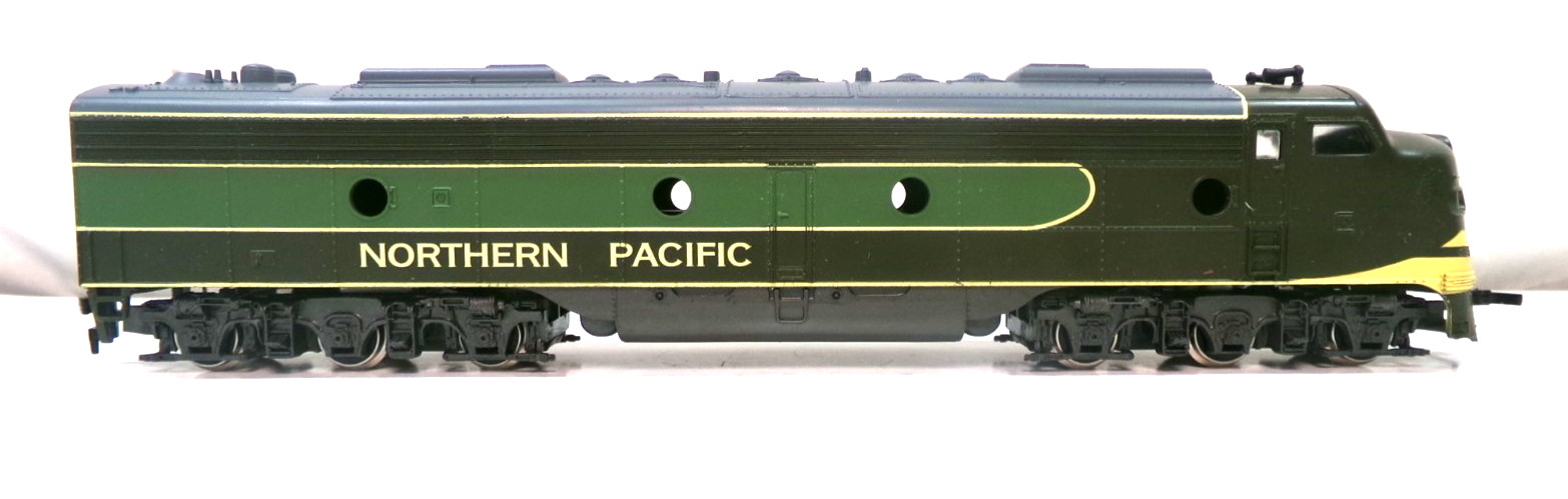 HO IHC Northern Pacific E8A dummy diesel in original box (lot 6733)
