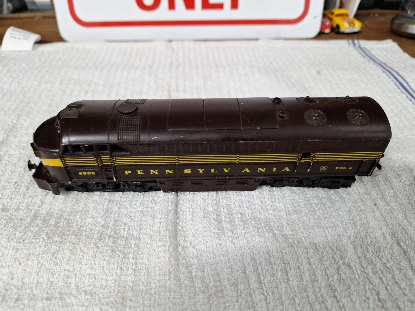 HO SCALE AHM Tempo Pennsylvania #9506 Locomotive 1141 Powered &Lights