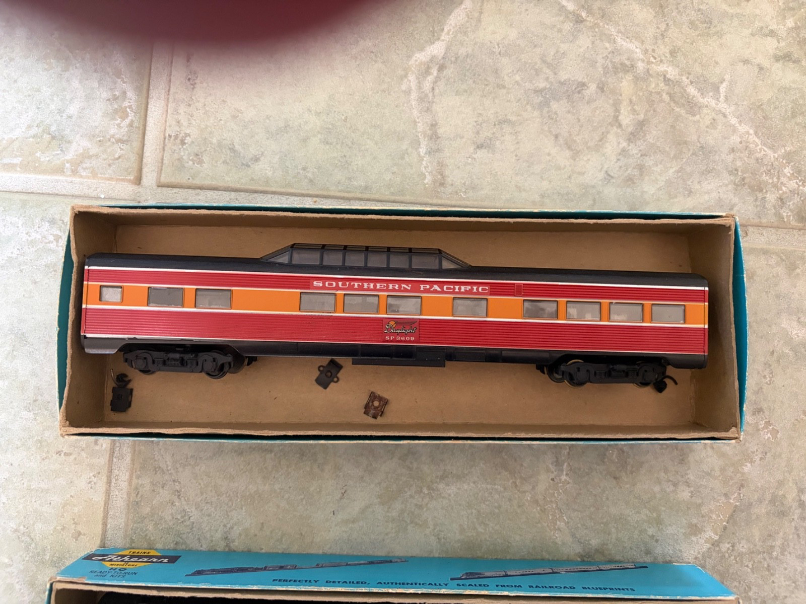 Vintage Southern Pacific HO Diesel Locomotive & Passenger Car Set