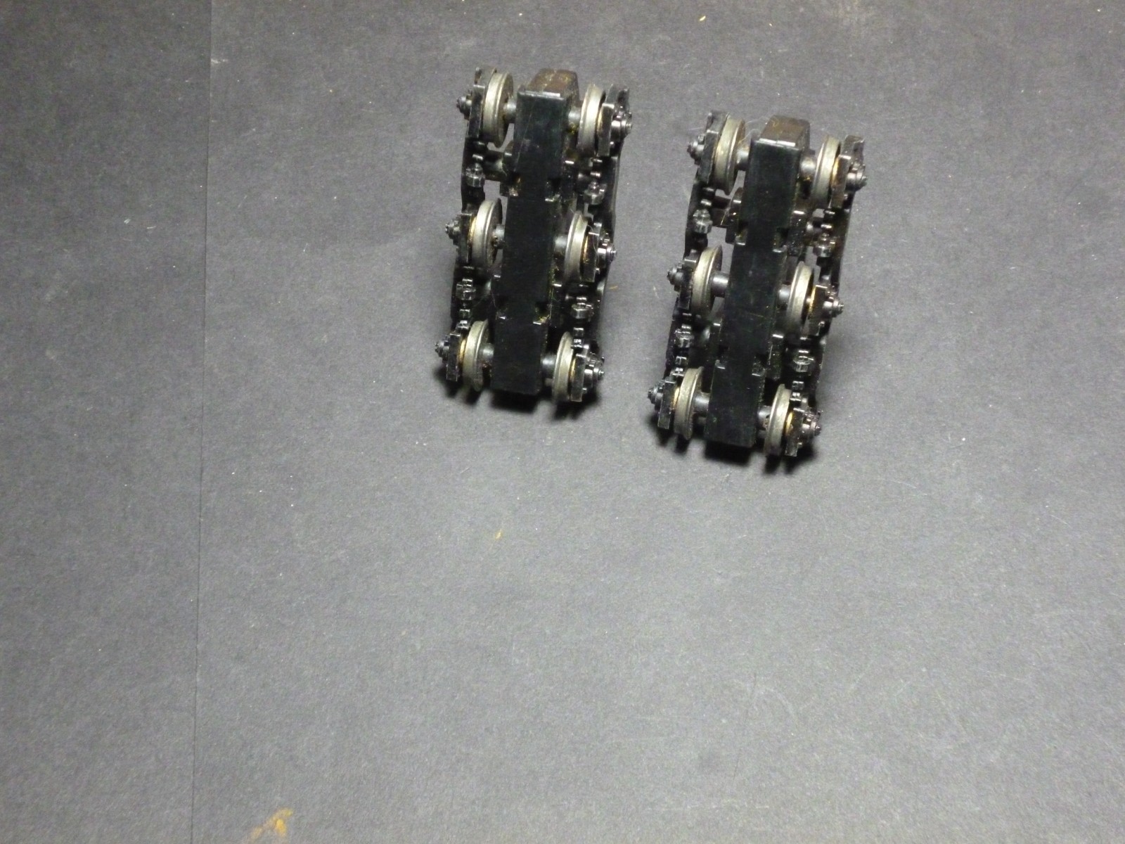 Ho Athearn Diesel locomotive U30C 6 wheel trucks pair worm gear Metal sides