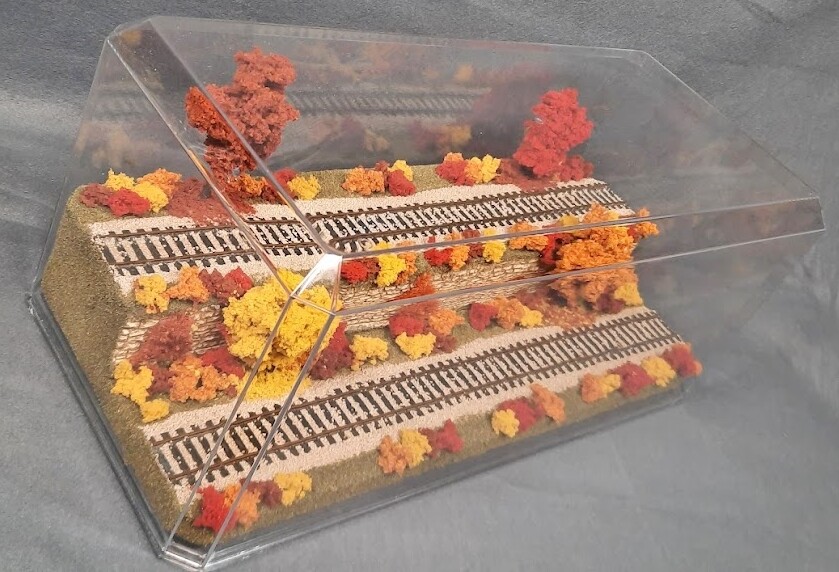 HO SCALE 16″ 2-LEVEL/2 TRACK “FALL SCENE” -DISPLAY CASE- FOR ANY HO TRAIN