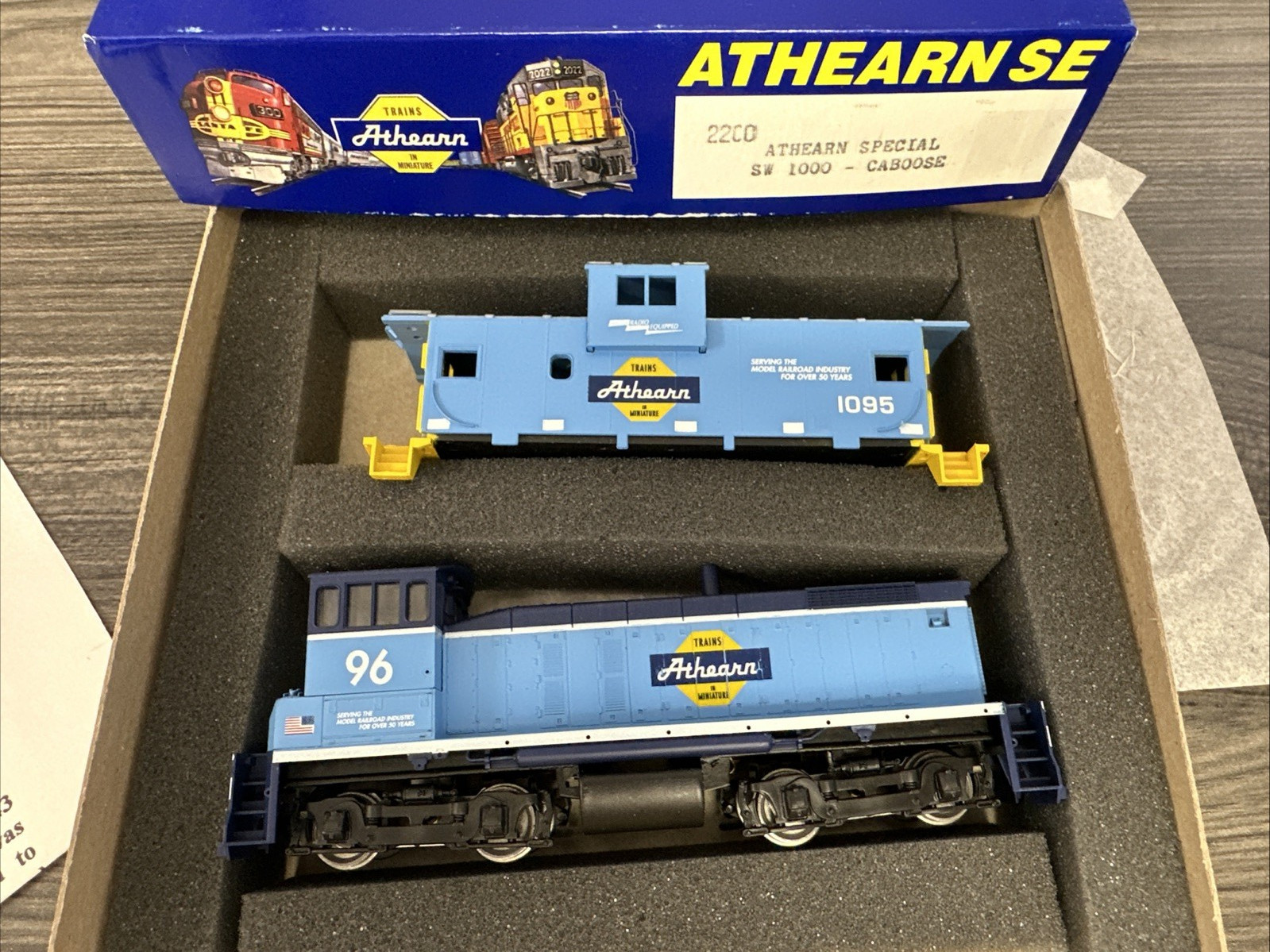Athearn Special Edition HO RTR #2200 SW1000 Powered Diesel w/Caboose Set RTR NOS