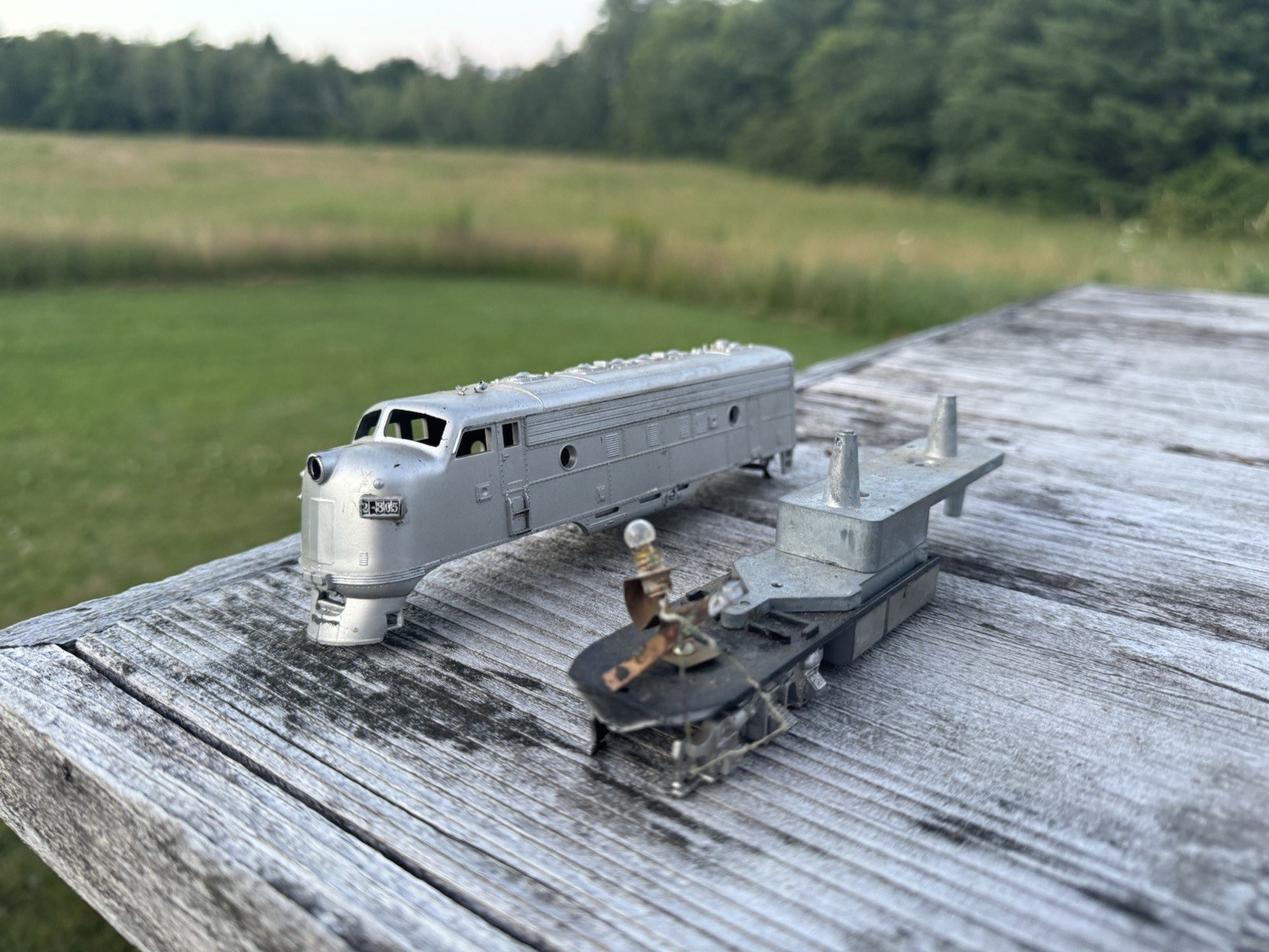 HO Scale Golden F Unit Diesel Locomotive Chassis and Plastic Shell