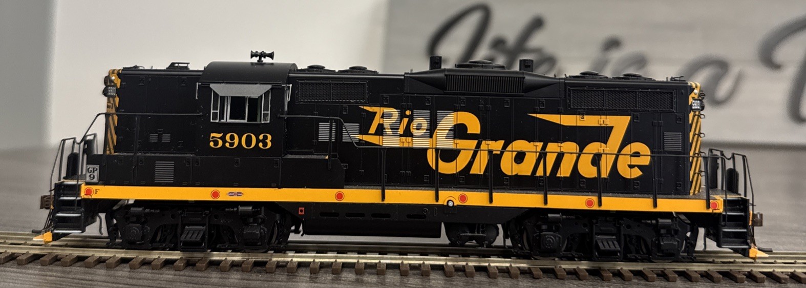 Athearn Genesis HO #G62462 Rio Grande GP9 Phase II #5903 – DCC Ready & Used!