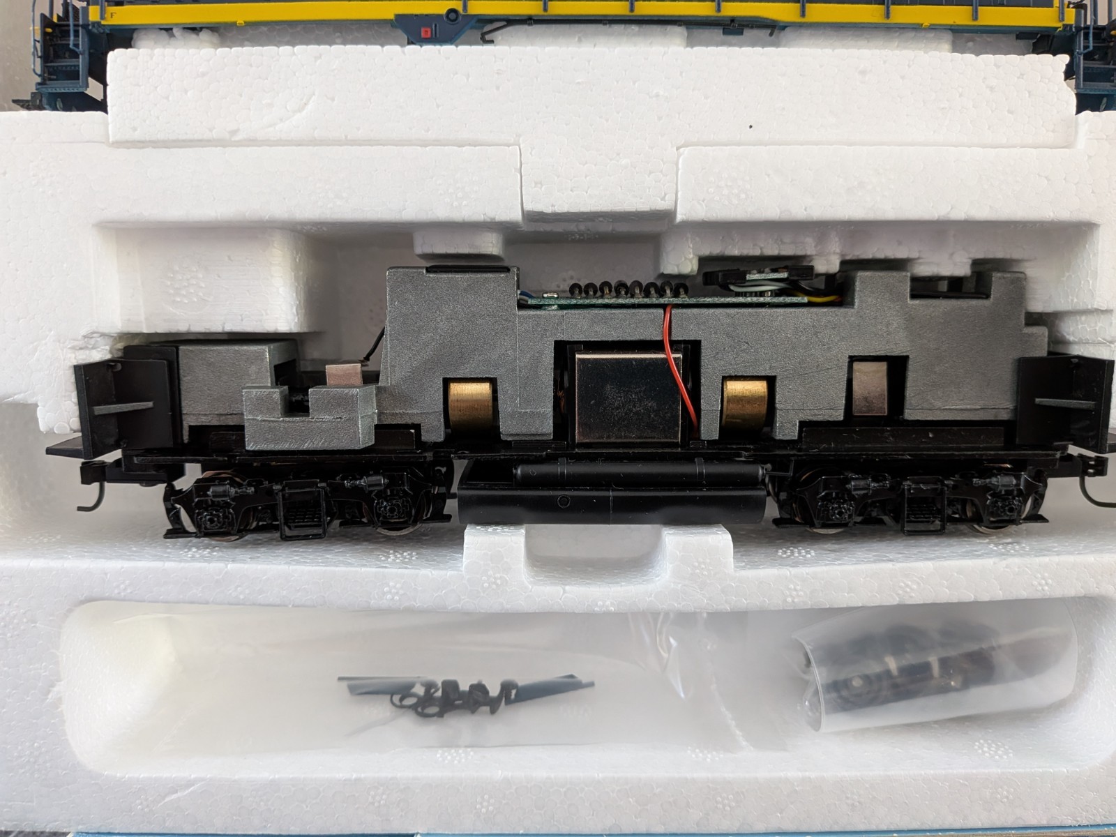 Proto 2000 HO GP30, Santa Fe #1274, Item #23093, DC Analog.