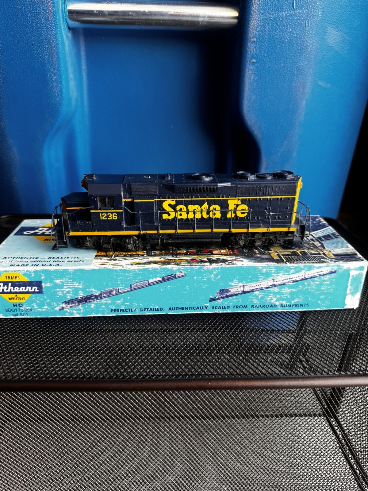 HO Scale Athearn 4205 Santa Fe GP35 Diesel Locomotive #1347
