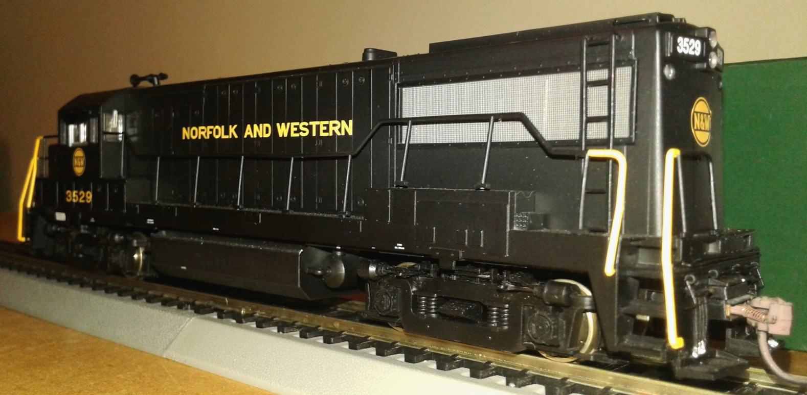 HO SCALE BOWSER GE U25B NORFOLK & WESTERN N&W #3529 DCC & SOUND