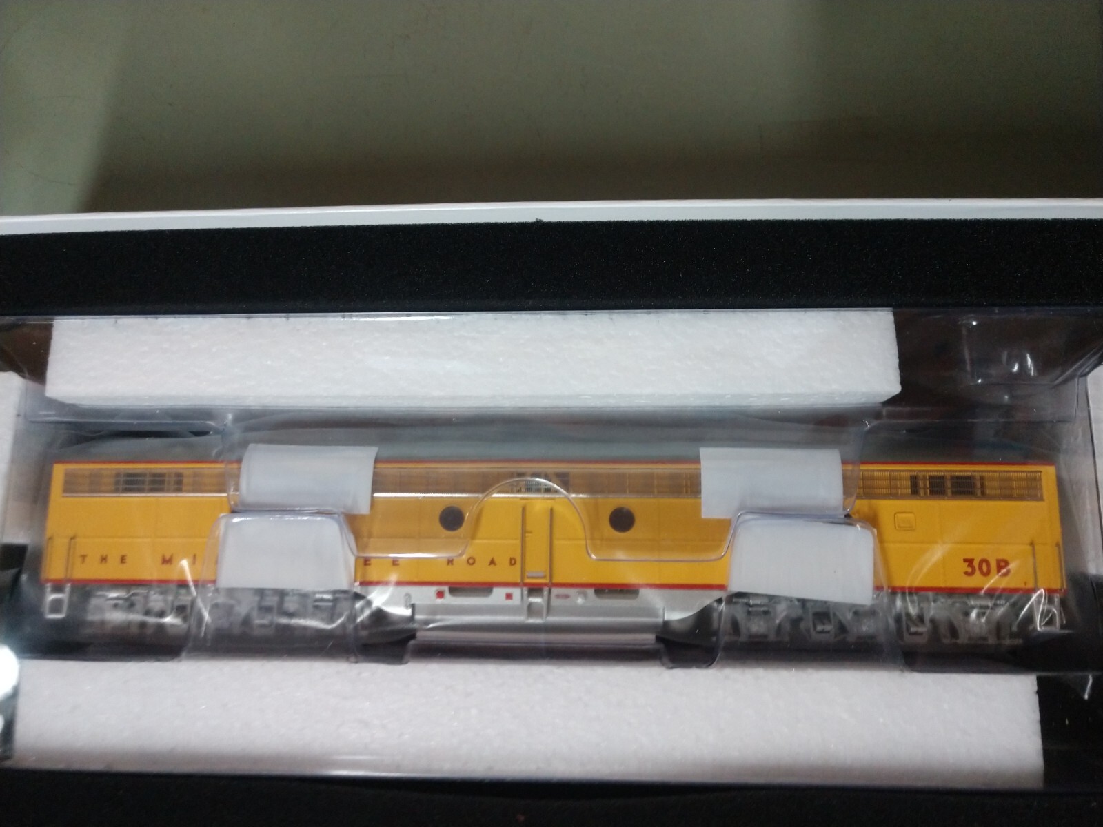 Rapido HO MILWAUKEE ROAD (E8-ABA SET) UP YELLOW/GRAY SCHEME #30C/30B/30A NEW