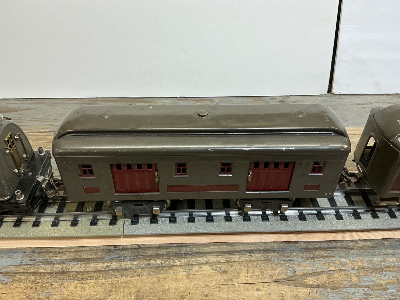 Lionel Standard Gauge #10 ENGINE and 3 Passenger Cars RUNS GOOD