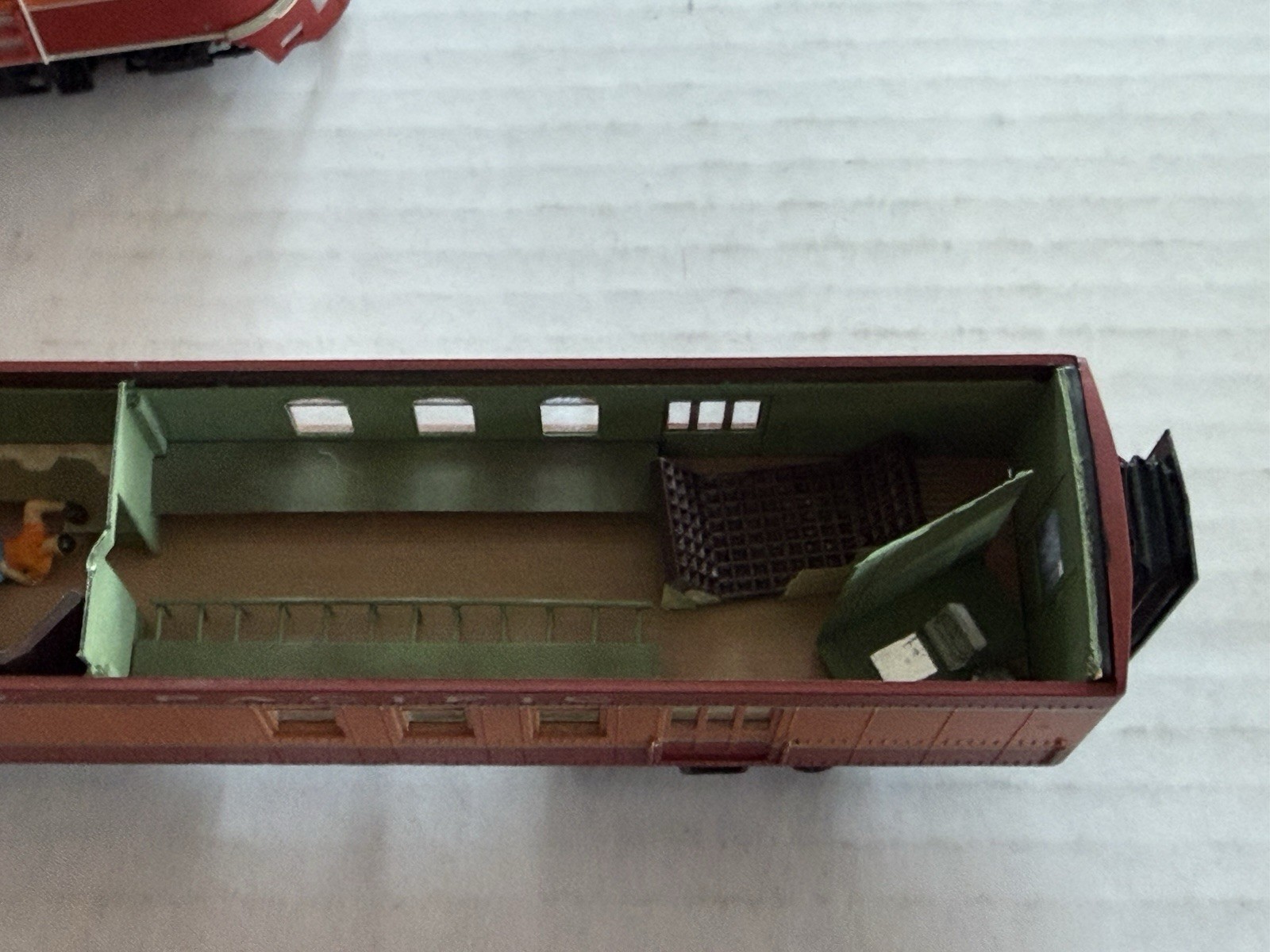 Proto 2000 HO EMD E7A diesel, SP #6000, Runs great, With 5 Passenger Cars