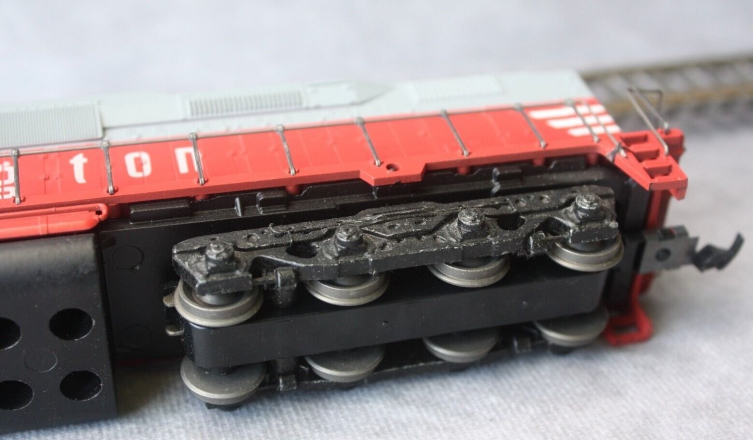 HO Scale Burlington 6000 Diesel Locomotive 16 wheel