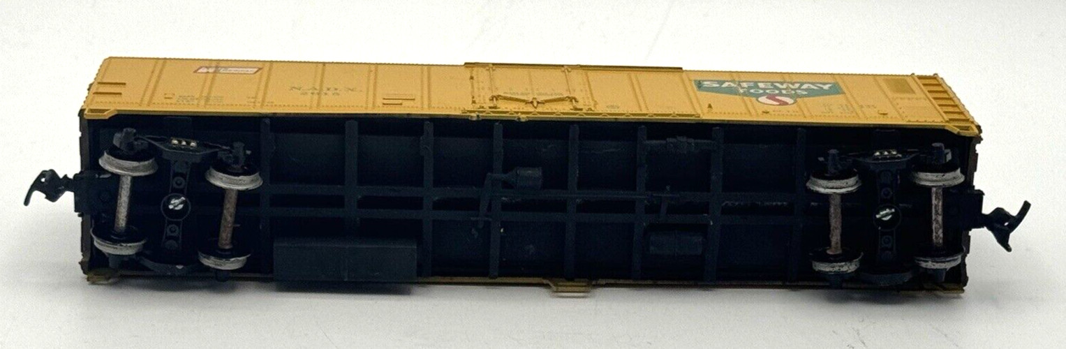 ATHEARN LOT OF 2 HO GAUGE MODEL RAILROAD SAFEWAY FOODS AND SOO LINE BOX CARS
