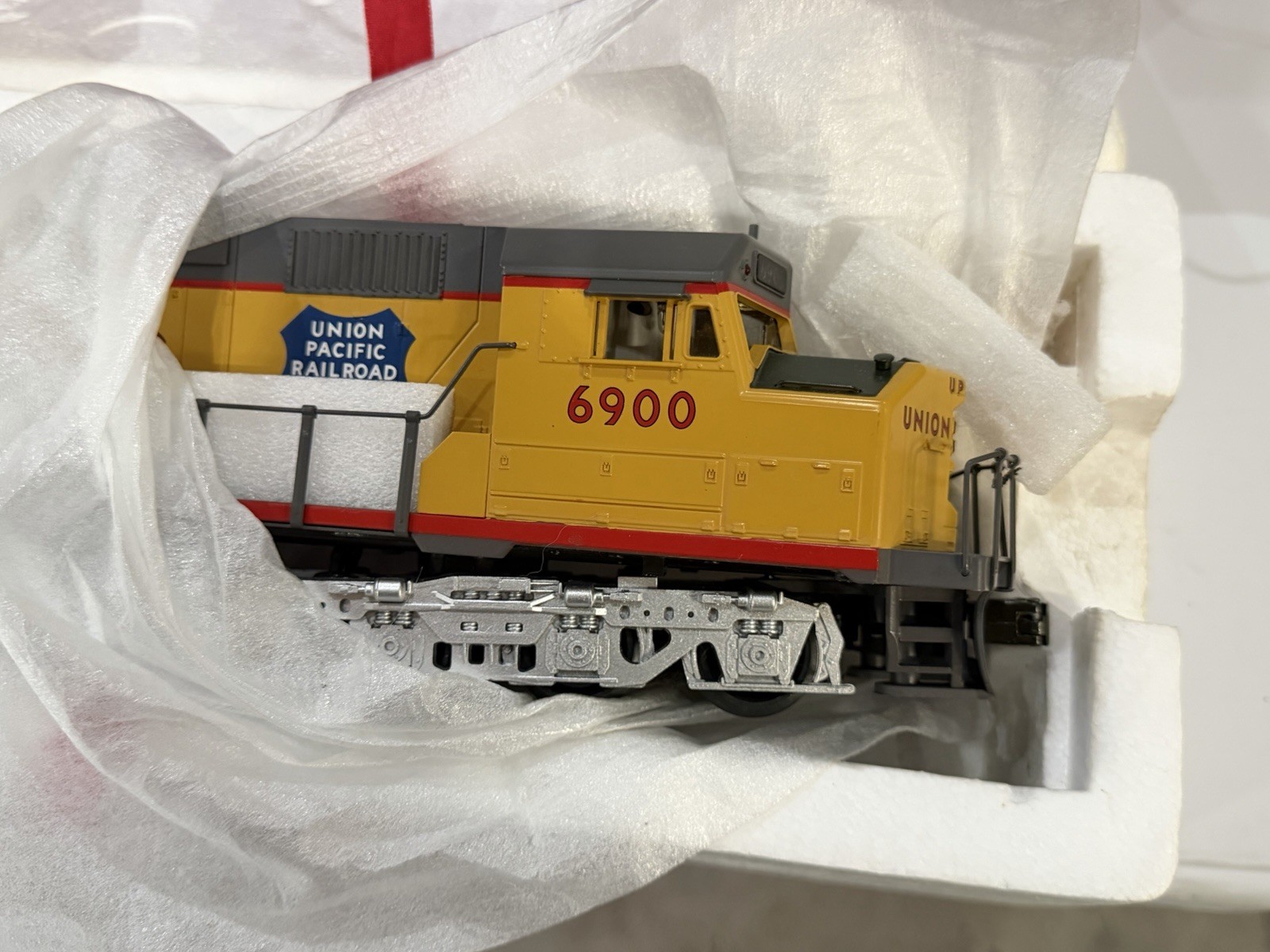 MTH 20-2178-1 Union Pacific DD40AX O Gauge Diesel Engine w/ Extra Cars