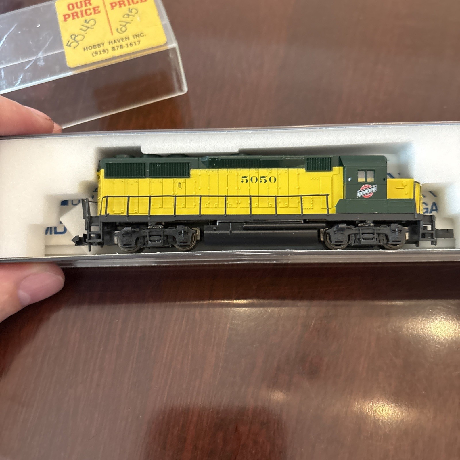 CB23: N Kato 176-033 Diesel Locomotive EMD GP50 Chicago & North Western 5050