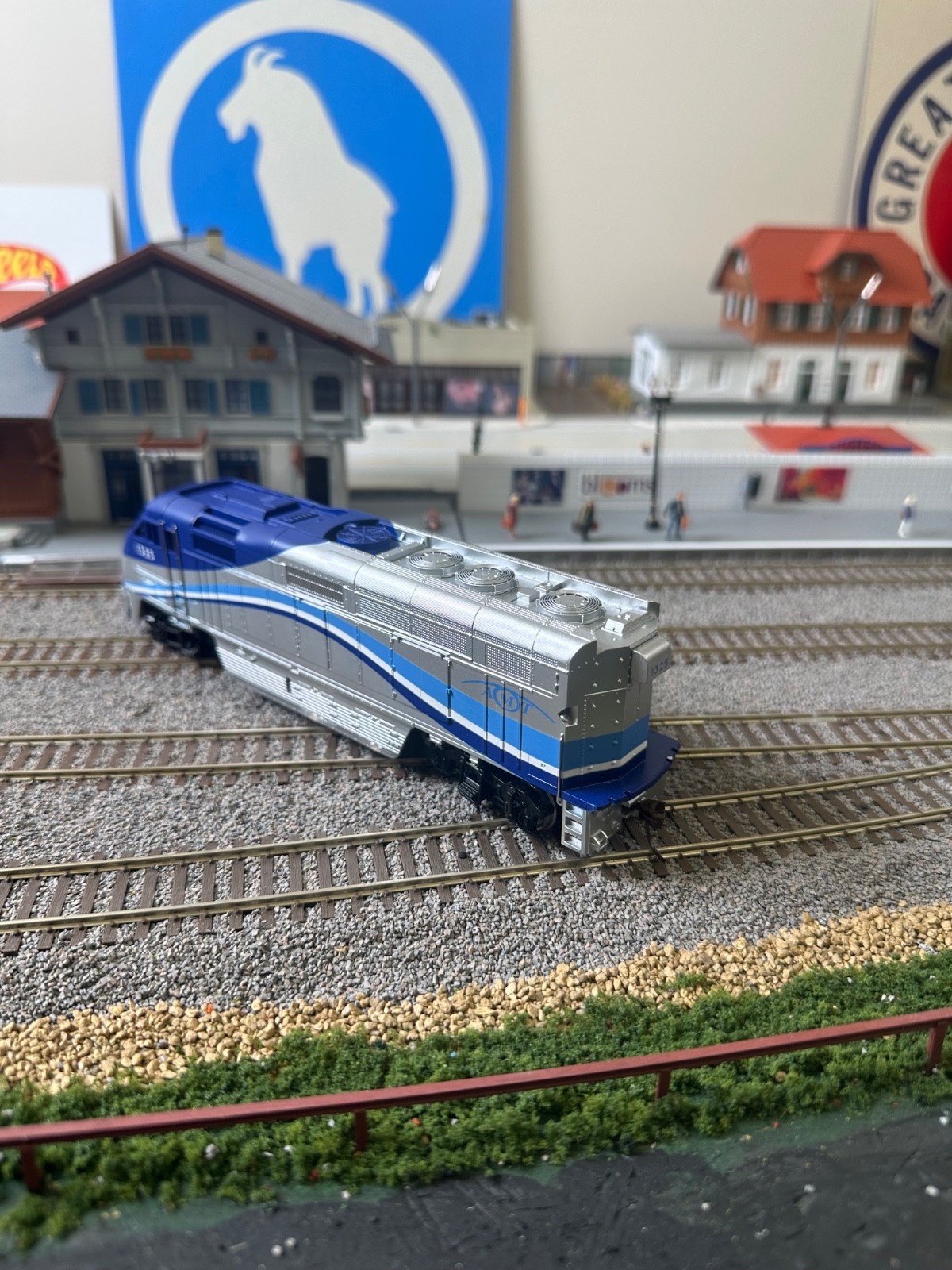 USED ATHEARN # 2618 AMT F59PHI POWERED LOCOMOTIVE # 1325 HO SCALE