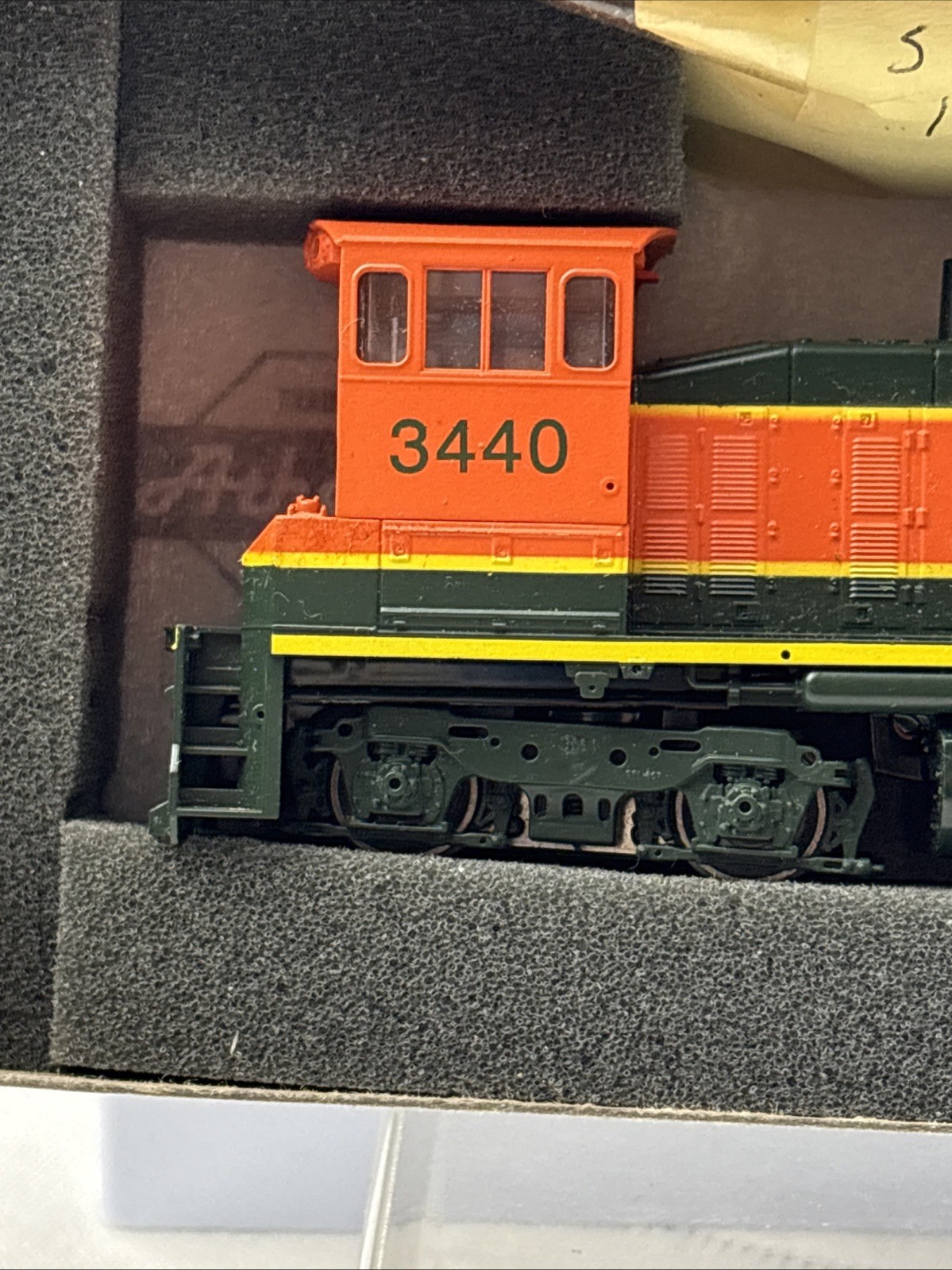 Athearn 3943 HO Scale BNSF SW1500 Powered Diesel Locomotive # 3440 NIB