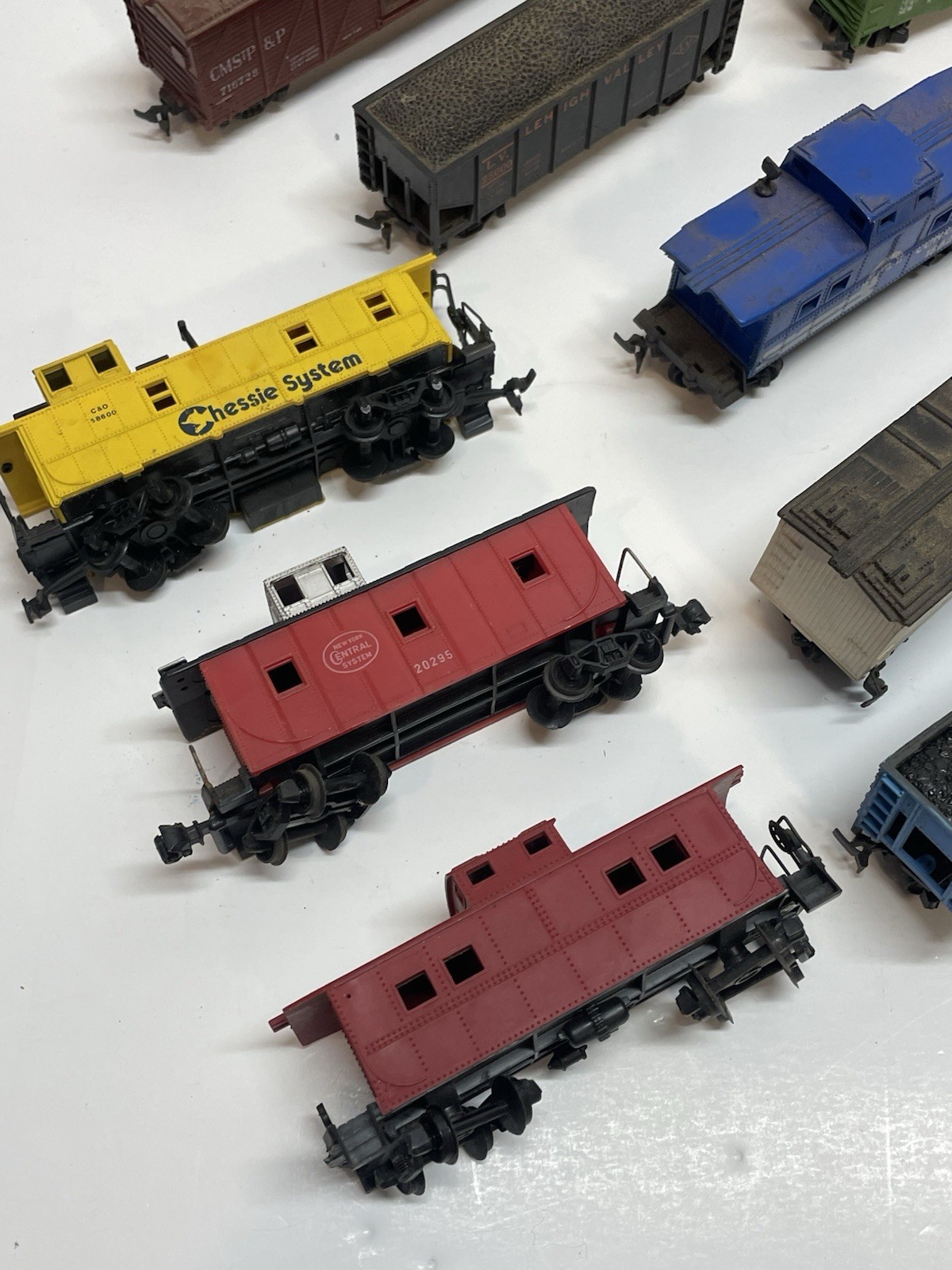 Vtg HUGE Lot HO Locomotives, Train Cars, Parts & Pieces Mixed *FOR PARTS AS IS*