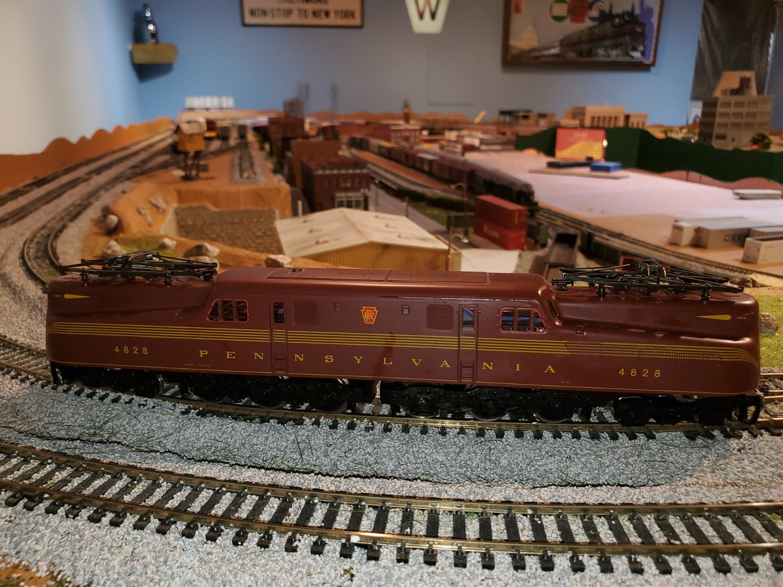ihc ho scale gg1; #4828; 5 stripe tuscan red passenger service locomotive
