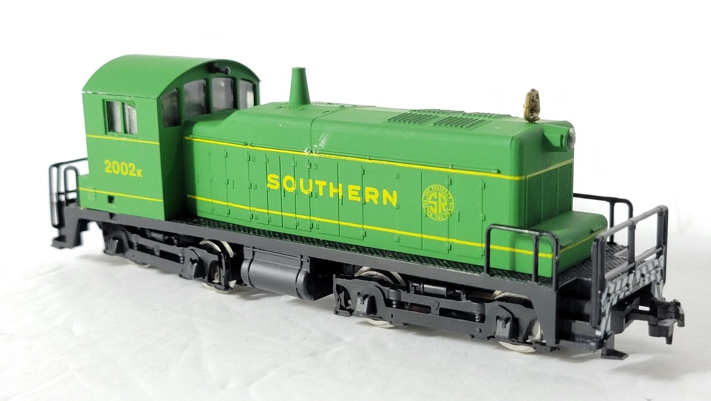 AHM HO EMD SW-1 Locomotive Southern #2002k