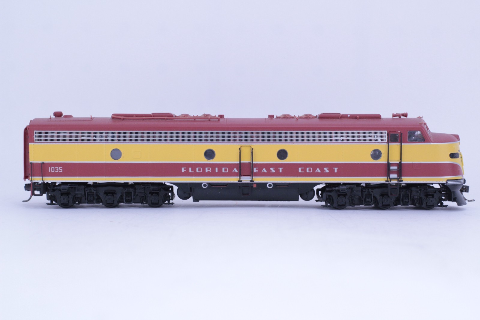 Proto 2000 HO Scale Florida East Coast #1035 E8 / E9 DC Powered NEW GEARS