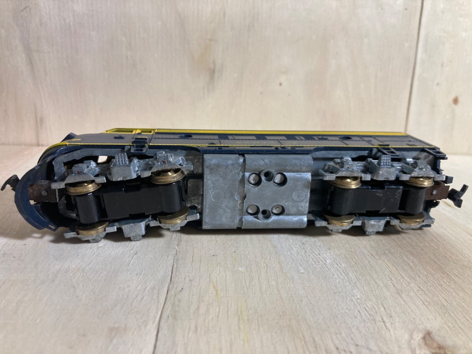 Vintage blue and yellow Athearn HO diesel locomotive Santa Fe