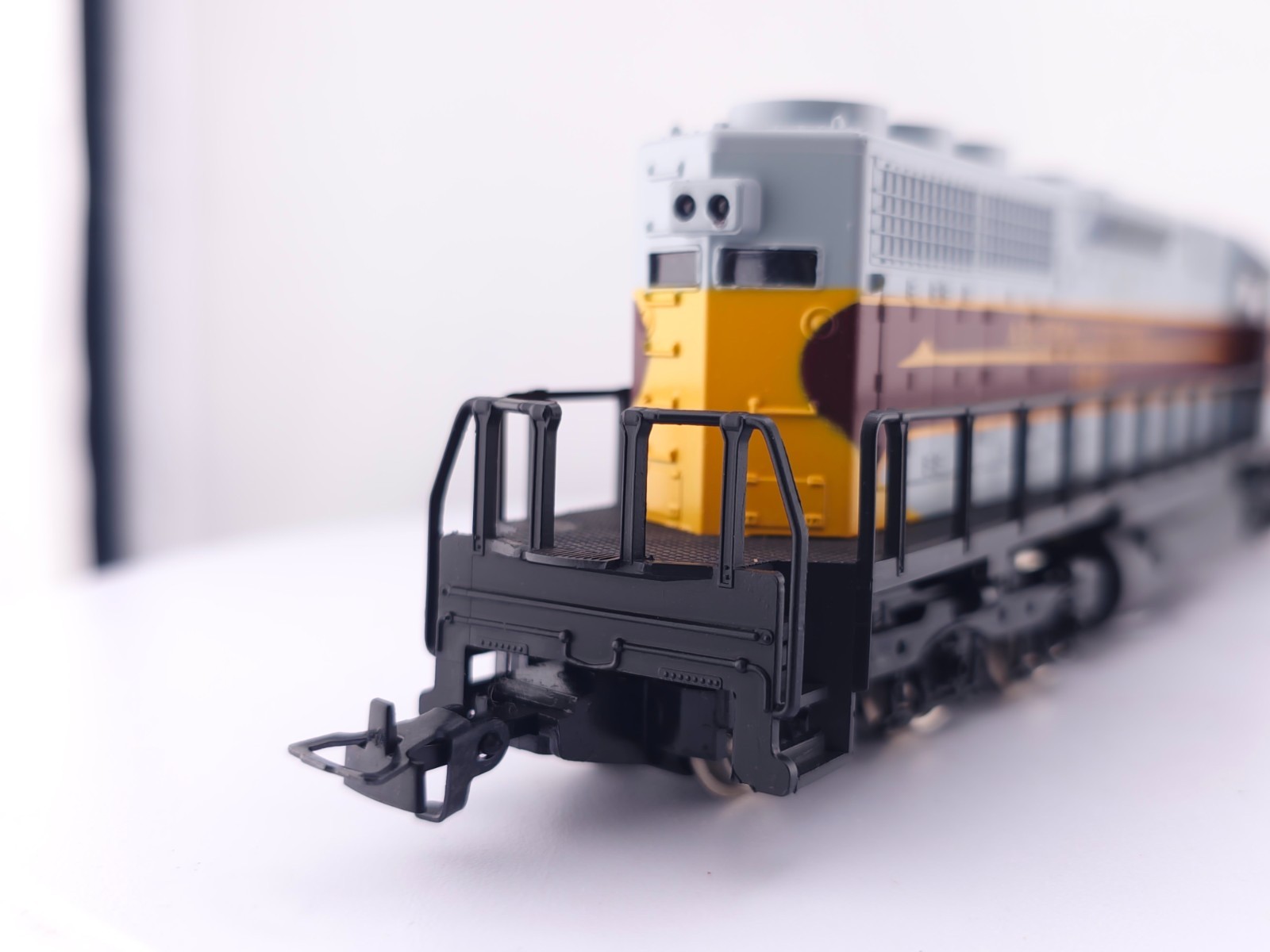 Mehano HO Scale M368 Algoma Central Railway SD-40 Diesel Locomotive ACR 184