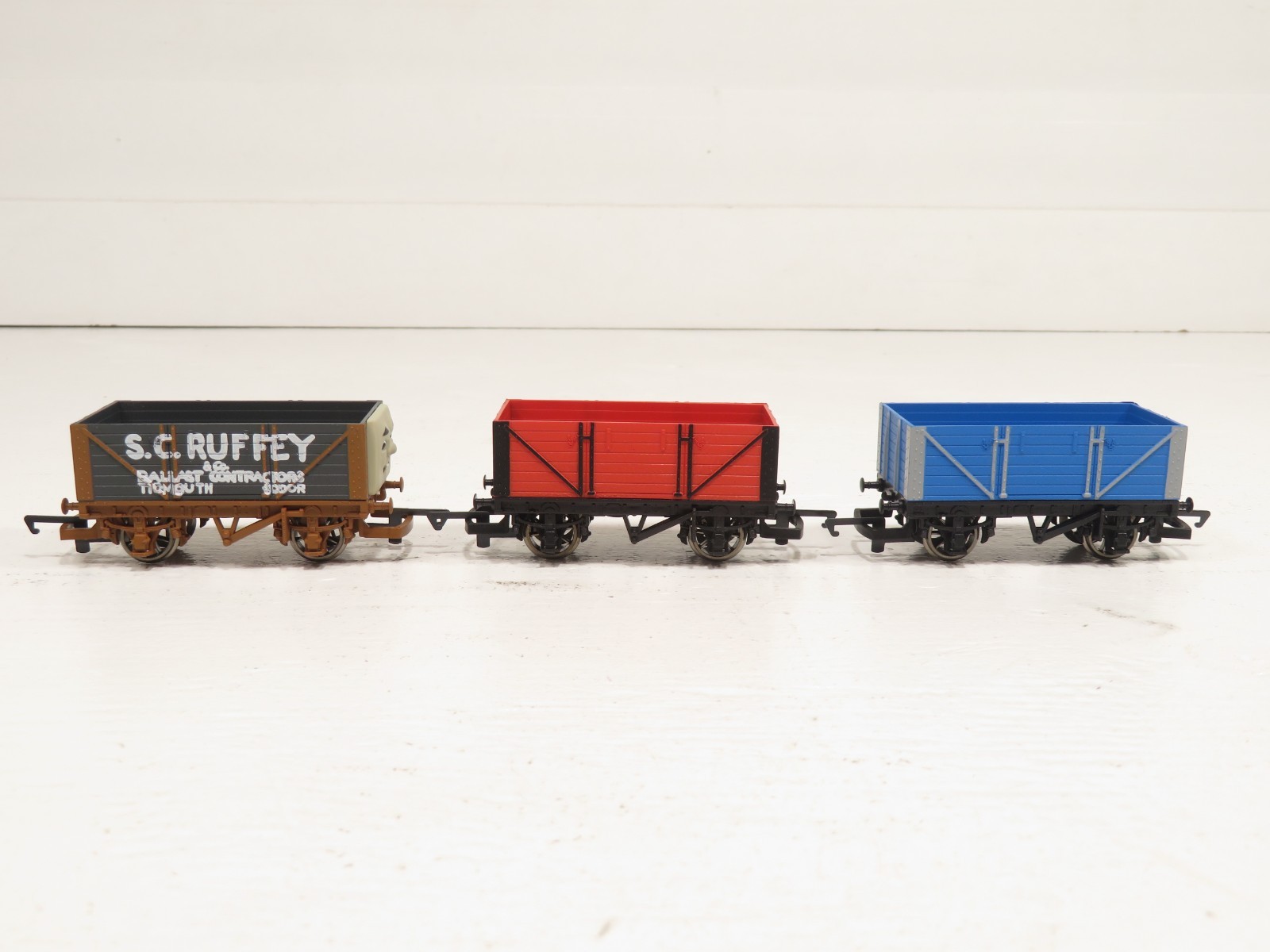 Hornby R9301 OO Gauge Thomas & Friends Wagon 3 Pack LN