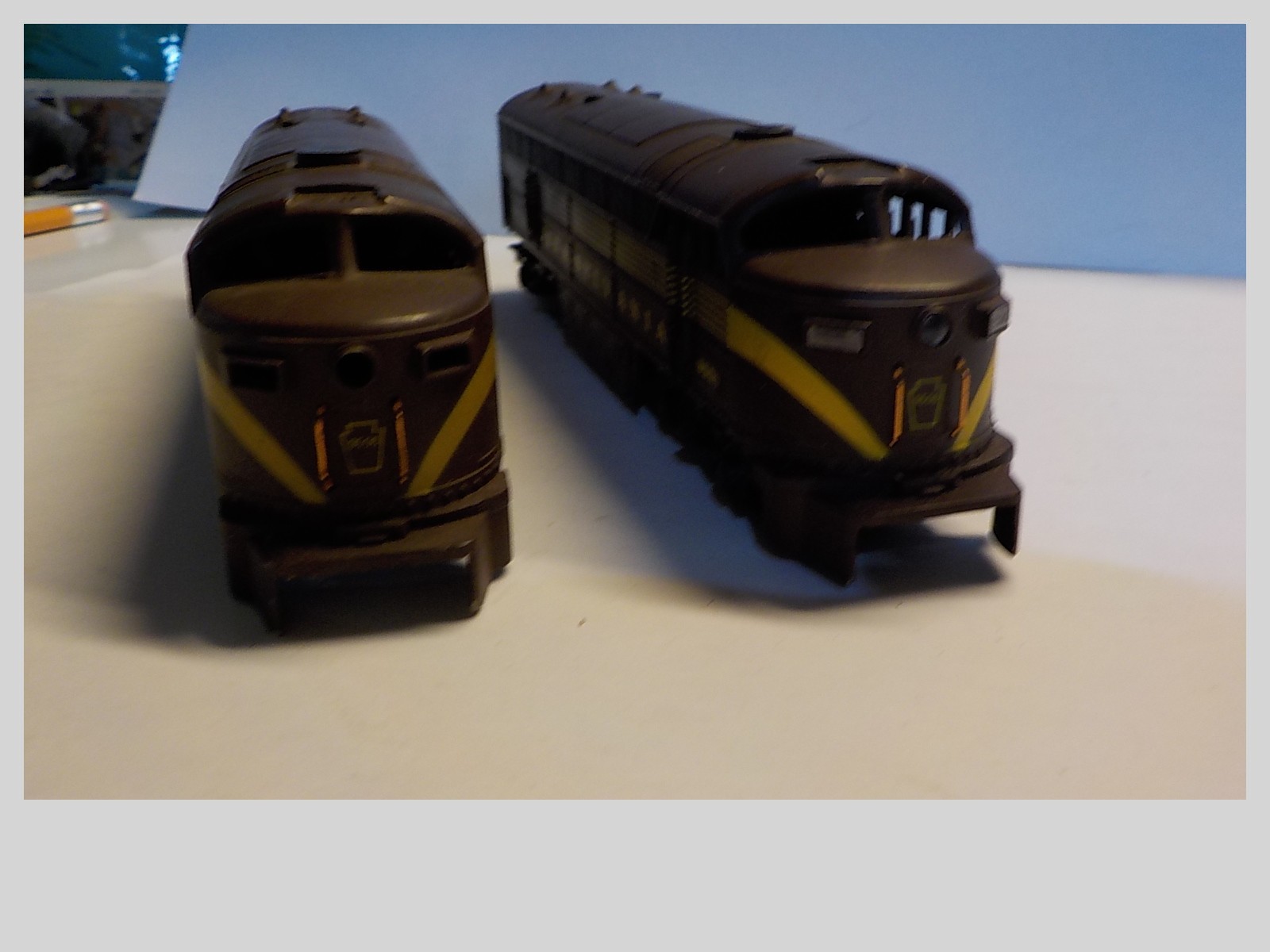 HO Lot Of 2 Vintage AHM Tempo Diesel Locomotive Pennsylvania 9506-A 1 Is A Shell