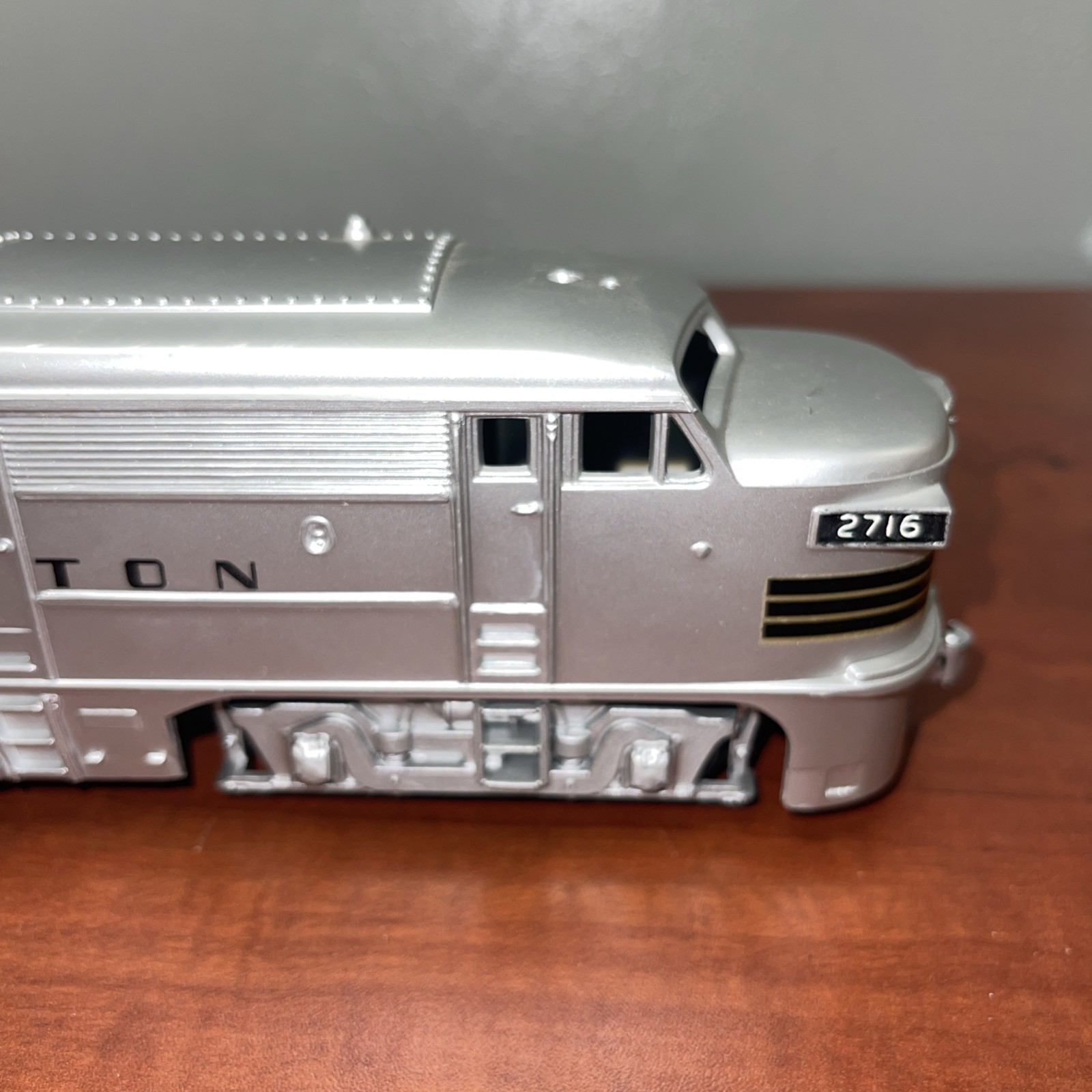 KMT Kusan Auburn Train 2716 ALCO DIESEL LOCOMOTIVE BURLINGTON SHELL No Motor