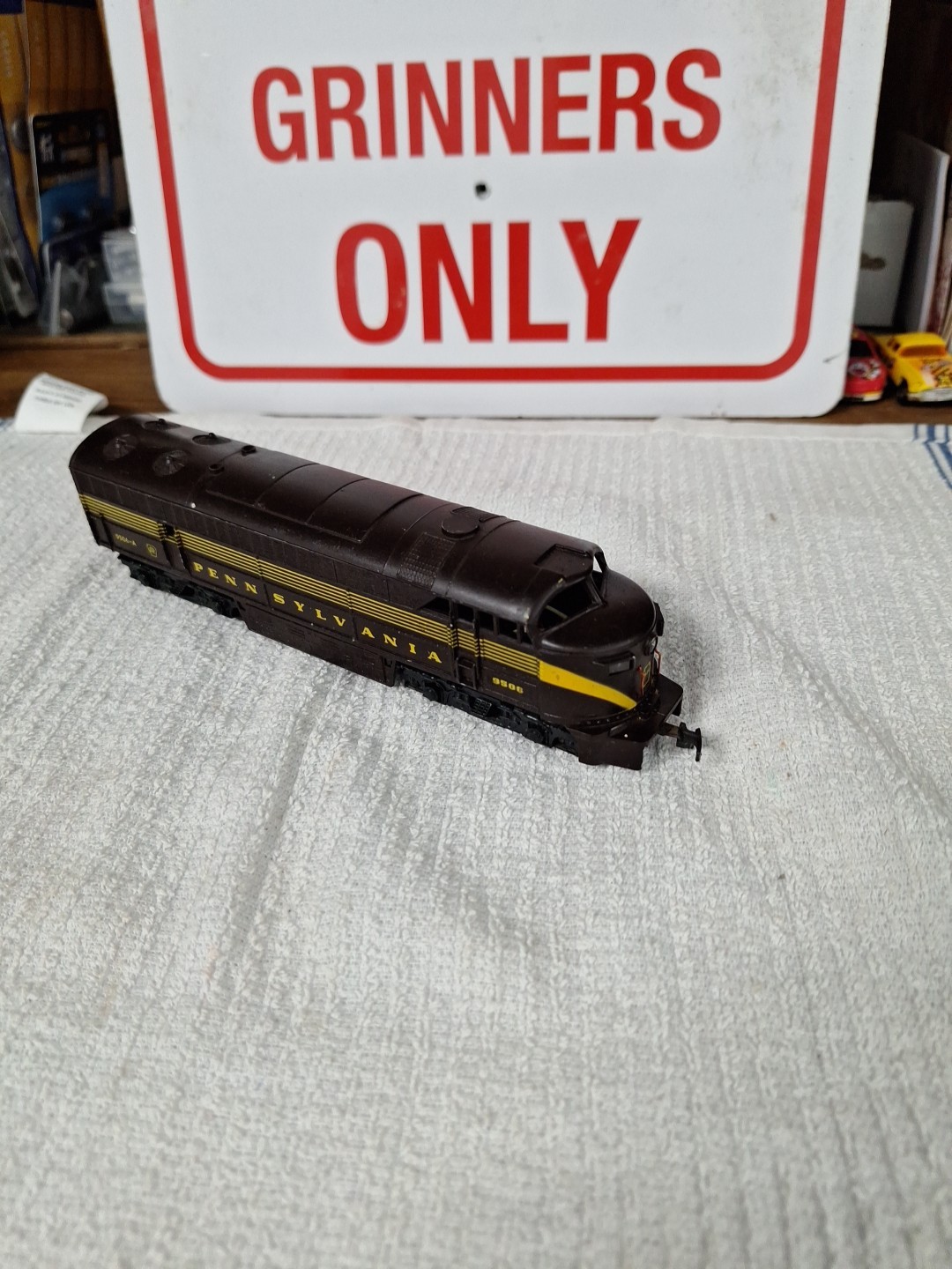 HO SCALE AHM Tempo Pennsylvania #9506 Locomotive 1141 Powered &Lights