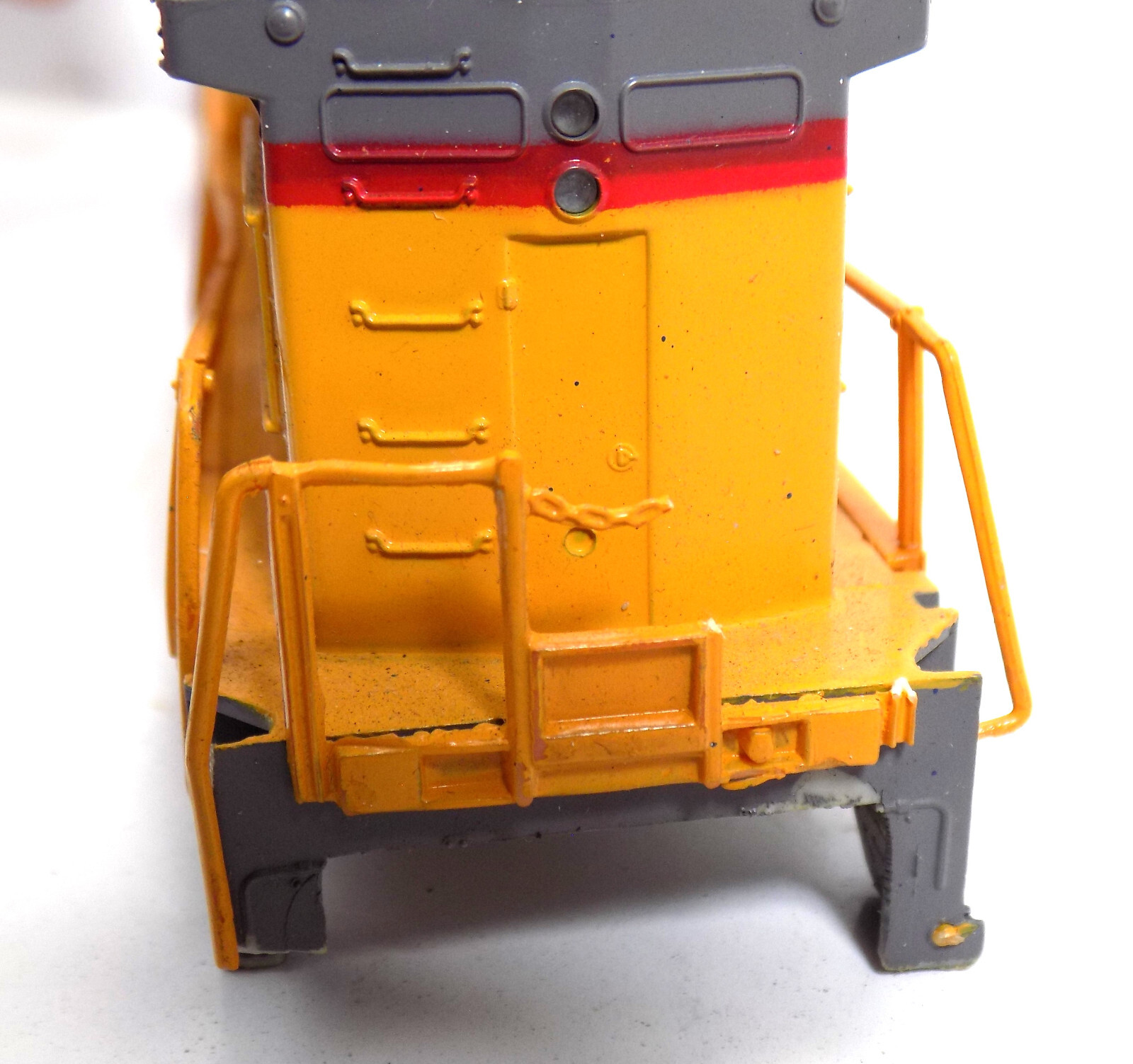 HO / UNBRANDED / UNION PACIFIC / DIESEL LOCOMOTIVE #824 / SHELL / BODY / PARTS
