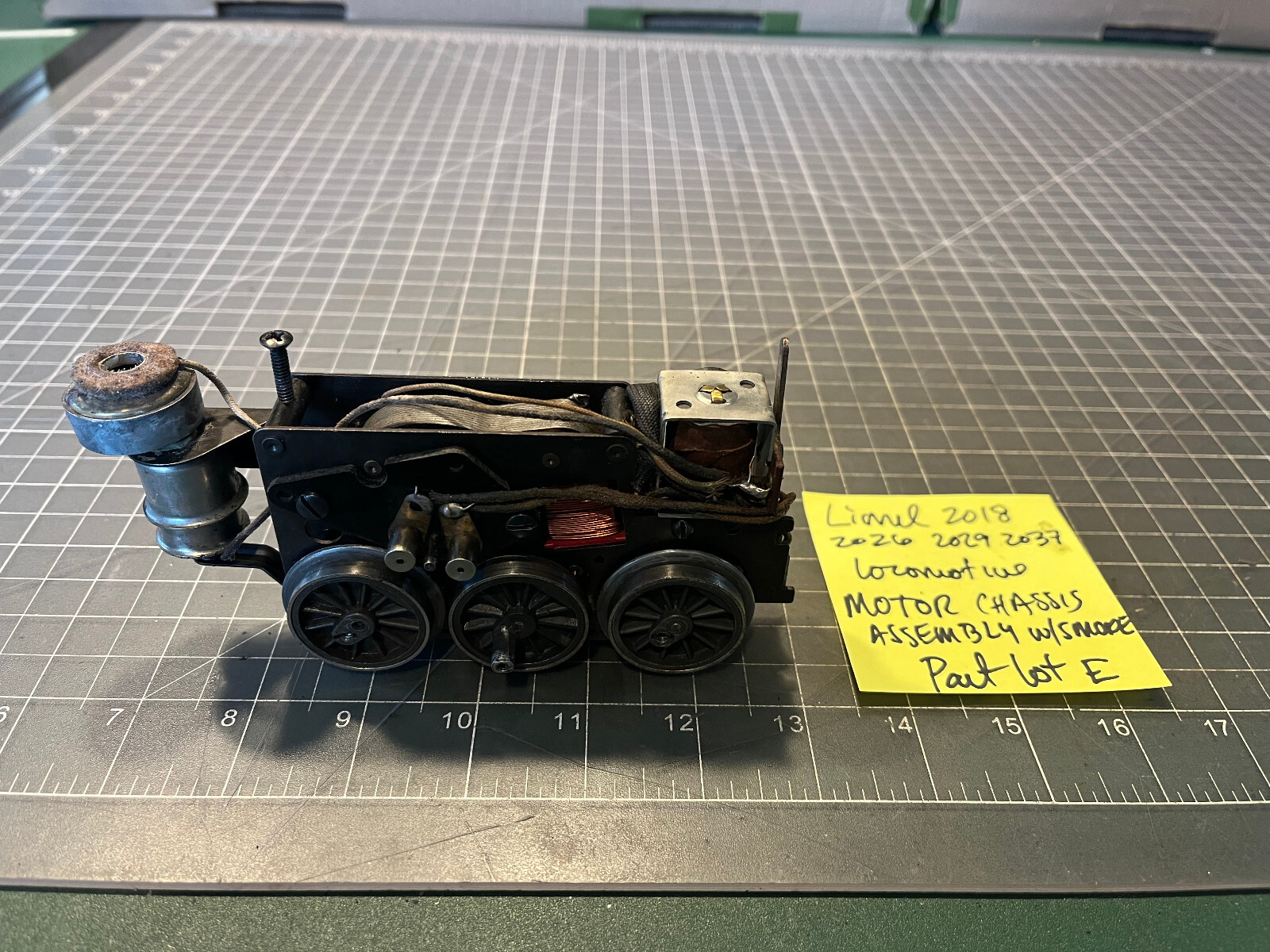 Lionel Train Locomotive 2026 SIX WHEEL MOTOR ASSEMBLY SMOKE UNIT RUNS PART LOT E