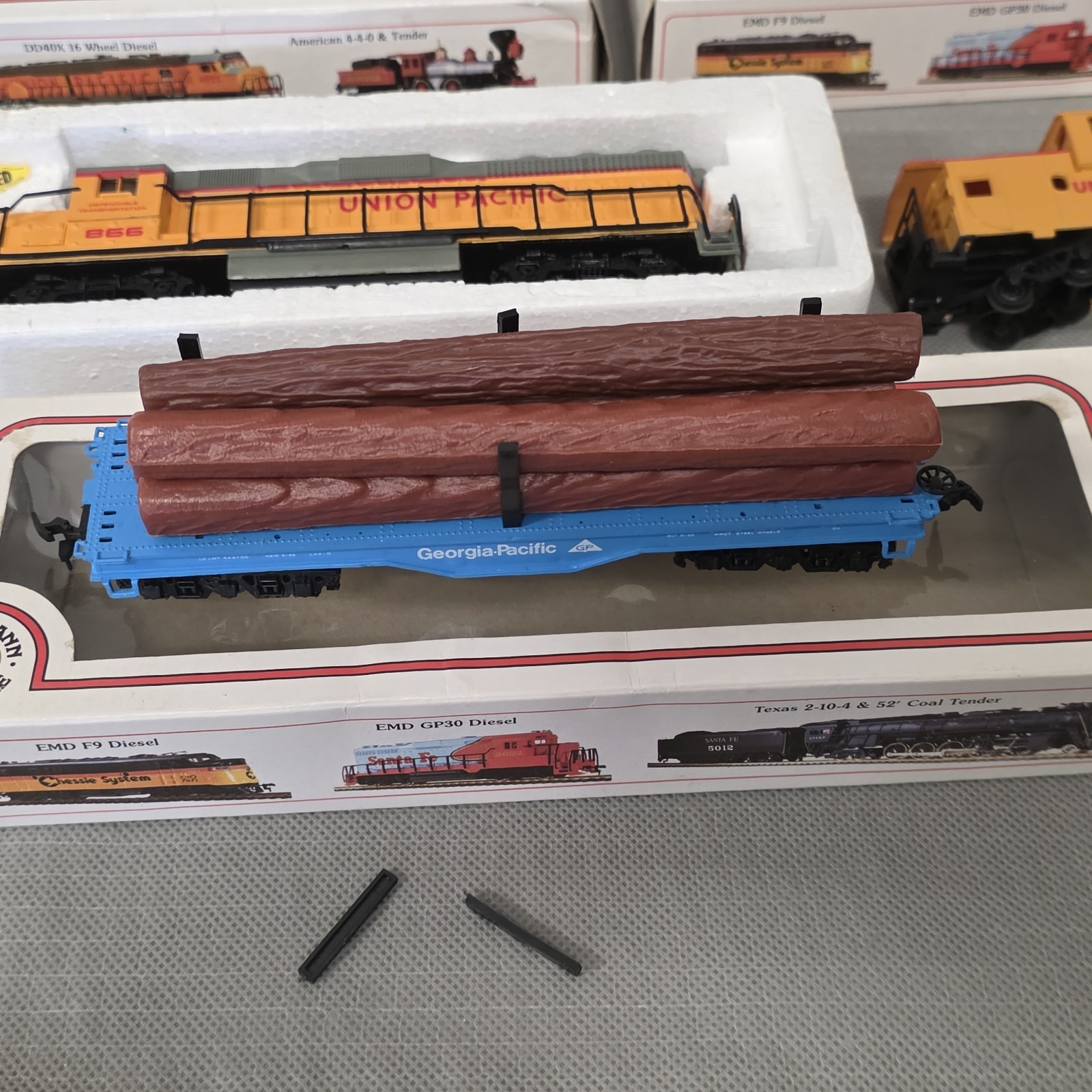 Lot of Bachman Union Pacific Diesel Locomotive 866 HO + Caboose More Cars Train