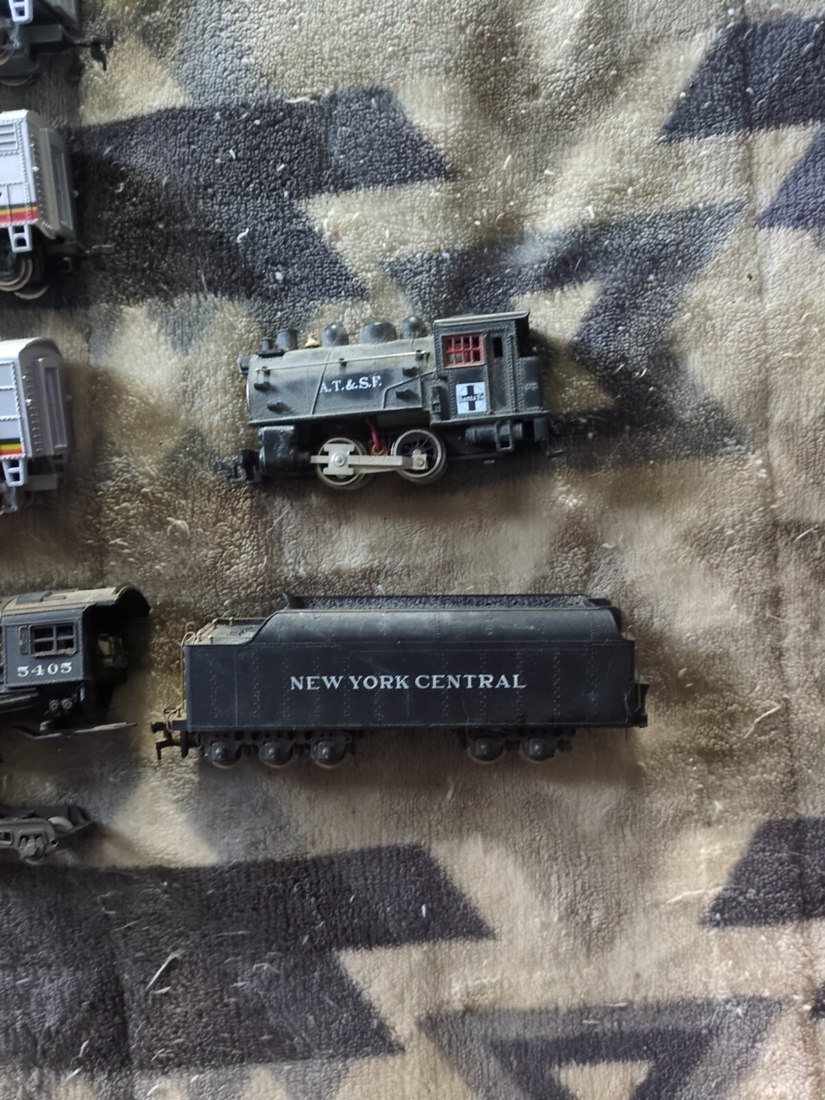 HO Model Railroad Train Lot Burlington Northern 9710 Engine 3x Santa FE Parts!!