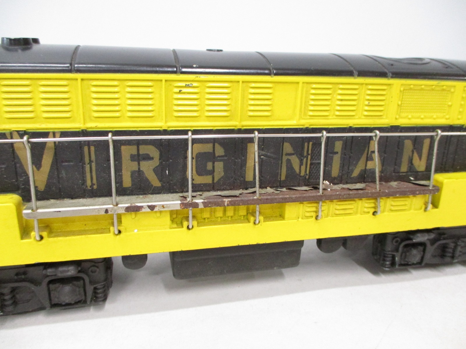 Lionel 2331 Virginian FM Yellow, Black Screw Breaks Postwar O gauge X7784