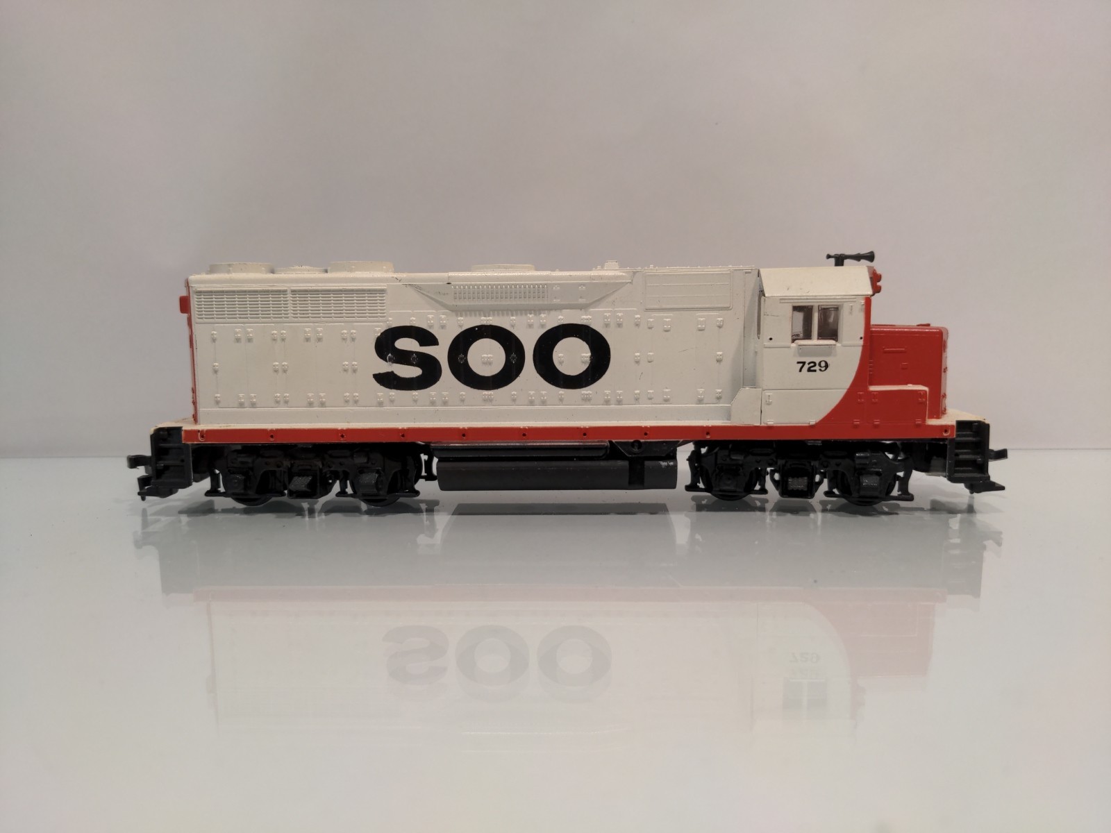 HO Athearn GP35 Soo Line Dummy Diesel #729
